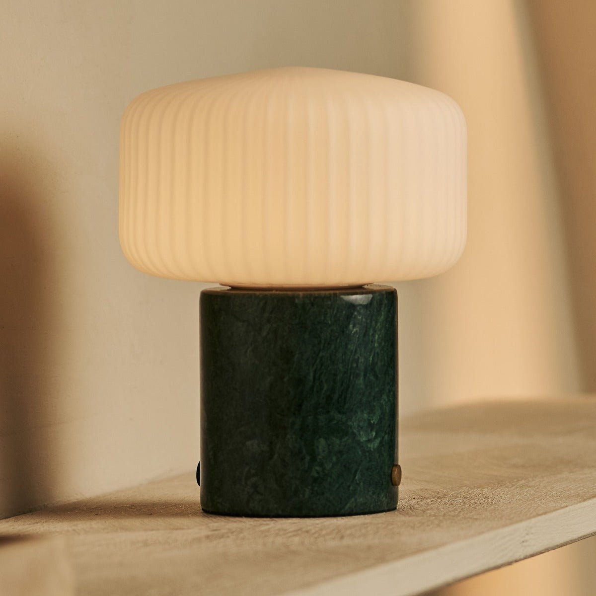 Renoir Green / Verde Alpi - Marmeren oplaadbare tafellamp - Draadloos, USB -oplaadbaar en tot 100 uur verlichting Tavellio - Amsterdam