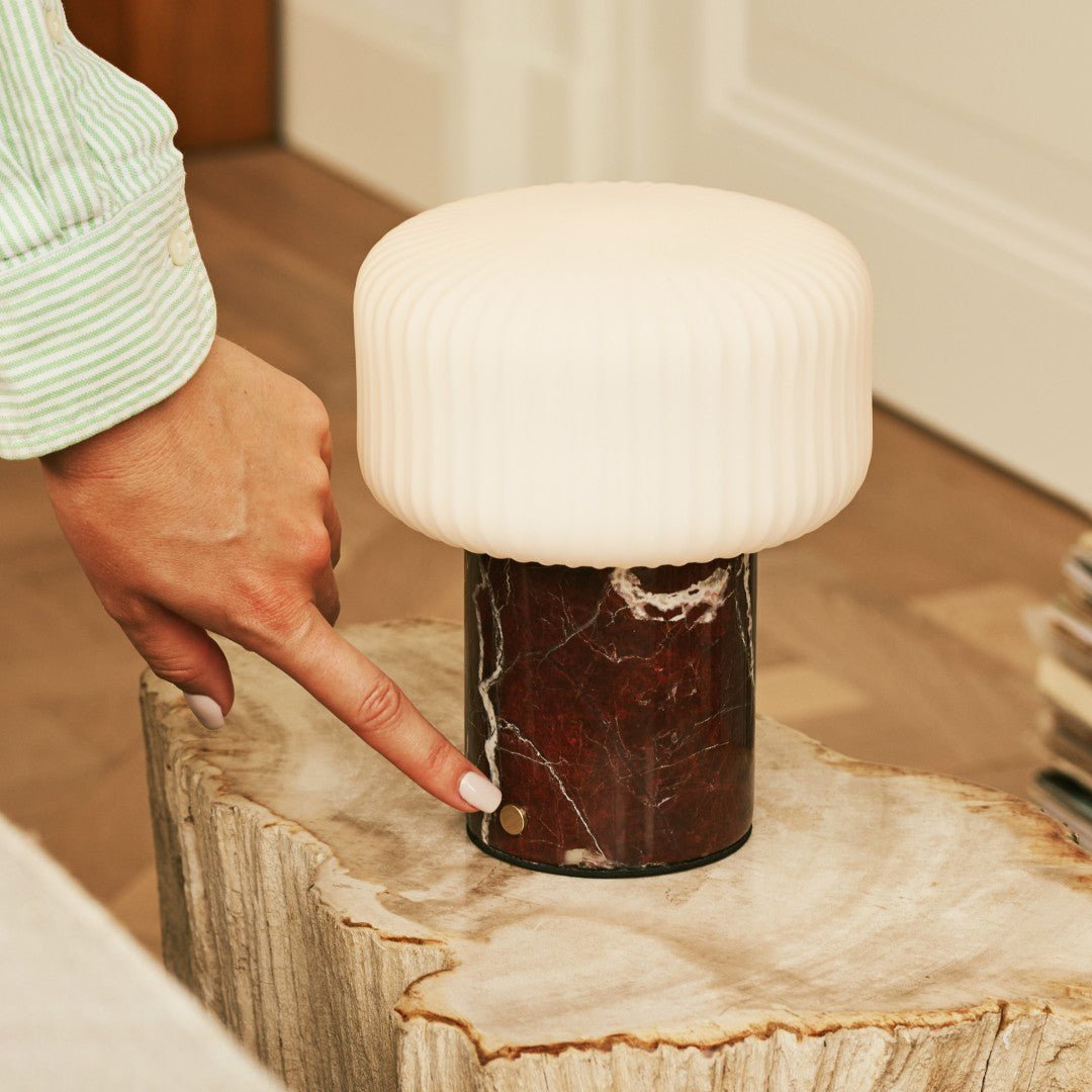 Renoir Red / Rosso Levanto - Marmeren oplaadbare tafellamp - Draadloos, USB -oplaadbaar en tot 100 uur verlichting Tavellio - Amsterdam