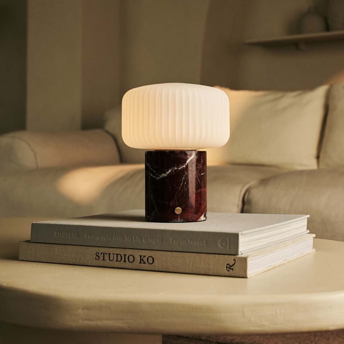 Renoir Red / Rosso Levanto - Marmeren oplaadbare tafellamp - Draadloos, USB -oplaadbaar en tot 100 uur verlichting Tavellio - Amsterdam