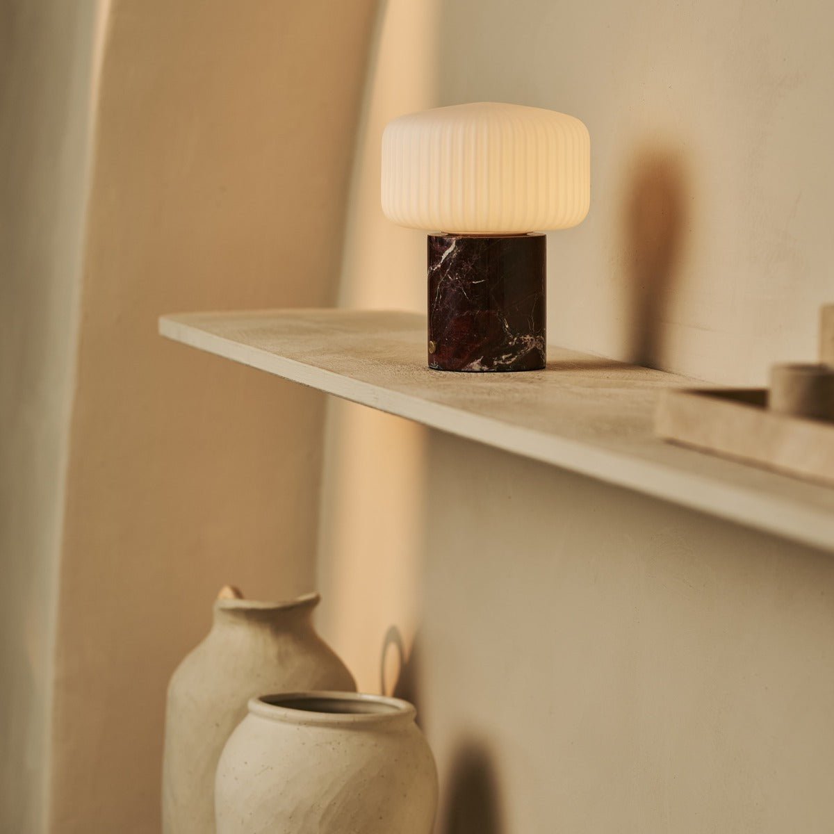 Renoir Red / Rosso Levanto - Marmeren oplaadbare tafellamp - Draadloos, USB -oplaadbaar en tot 100 uur verlichting Tavellio - Amsterdam