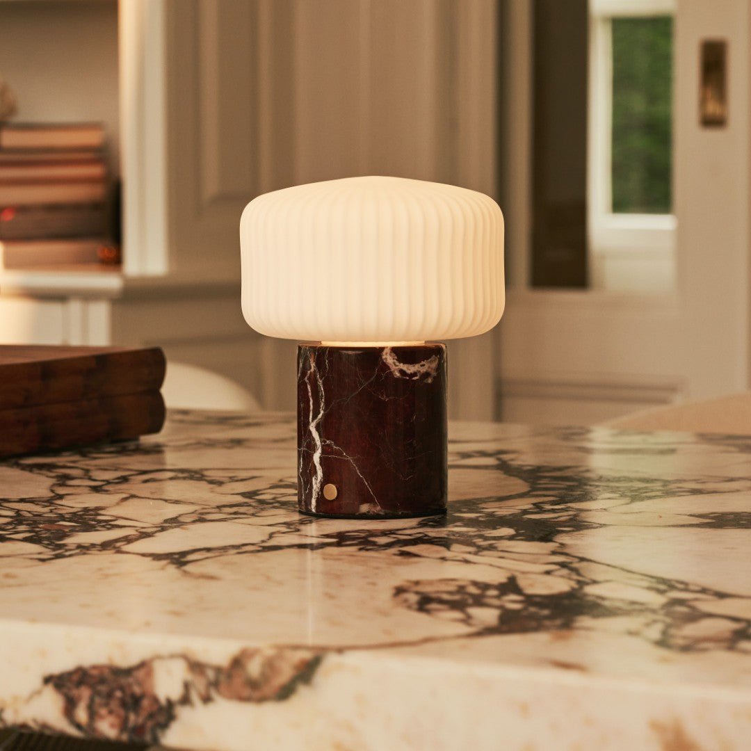 Renoir Red / Rosso Levanto - Marmeren oplaadbare tafellamp - Draadloos, USB -oplaadbaar en tot 100 uur verlichting Tavellio - Amsterdam