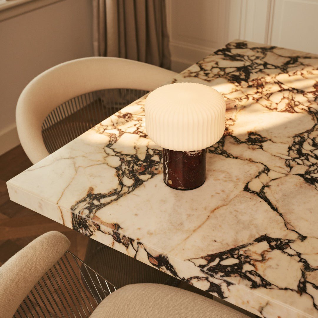 Renoir Red / Rosso Levanto - Marmeren oplaadbare tafellamp - Draadloos, USB -oplaadbaar en tot 100 uur verlichting Tavellio - Amsterdam