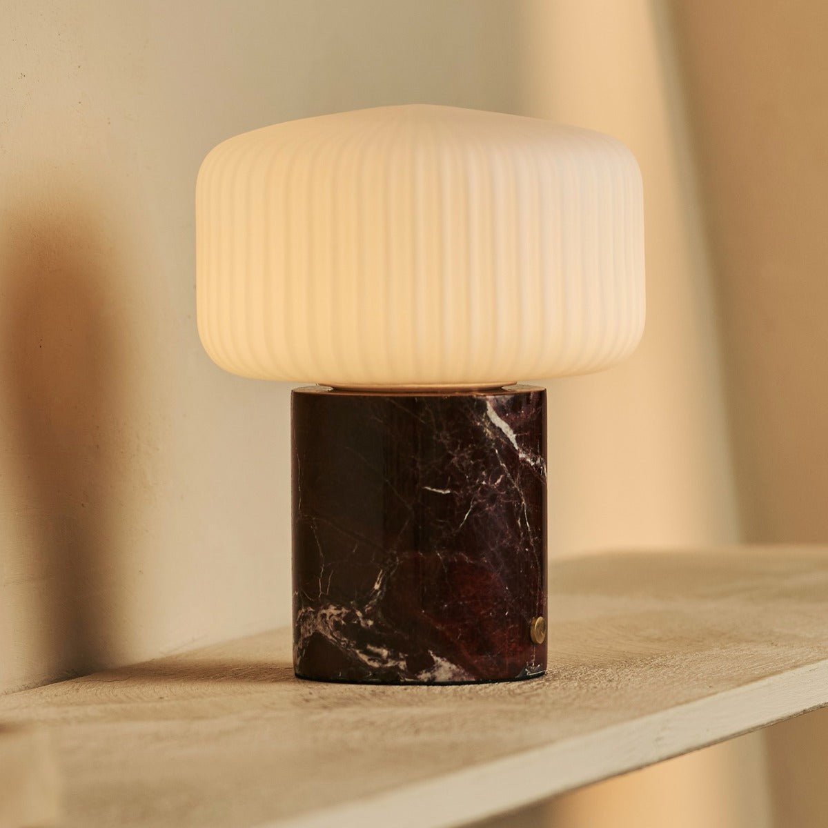 Renoir Red / Rosso Levanto - Marmeren oplaadbare tafellamp - Draadloos, USB -oplaadbaar en tot 100 uur verlichting Tavellio - Amsterdam