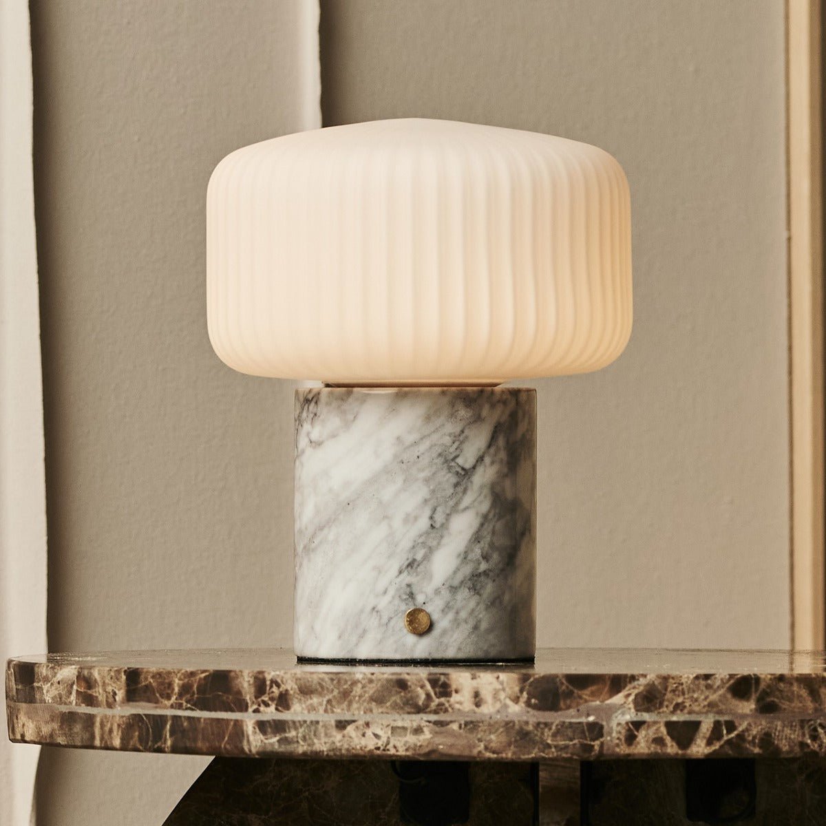 Renoir Wit / Bianco Statuarietto - Marmeren oplaadbare tafellamp - draadloos, USB oplaadbaar en tot 100 uur verlichting Tavellio - Amsterdam