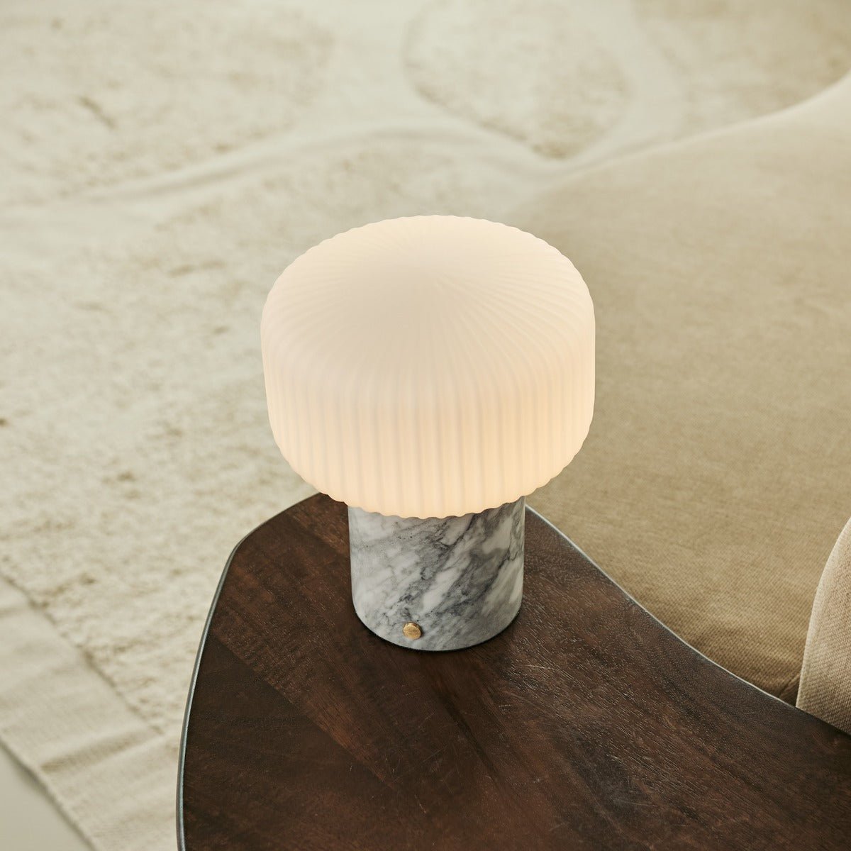 Renoir Wit / Bianco Statuarietto - Marmeren oplaadbare tafellamp - draadloos, USB oplaadbaar en tot 100 uur verlichting Tavellio - Amsterdam