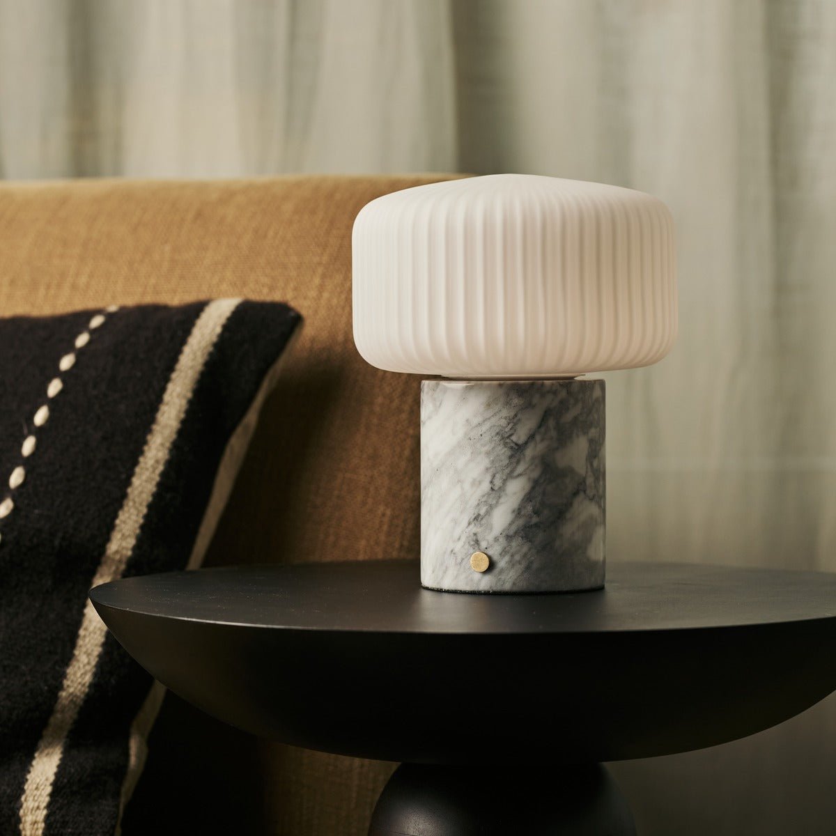 Renoir Wit / Bianco Statuarietto - Marmeren oplaadbare tafellamp - draadloos, USB oplaadbaar en tot 100 uur verlichting Tavellio - Amsterdam