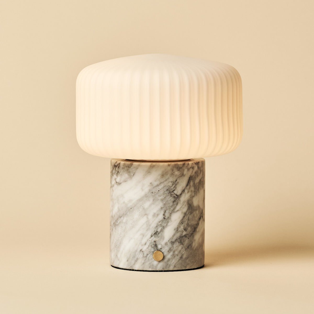 Renoir Wit / Bianco Statuarietto - Marmeren oplaadbare tafellamp - draadloos, USB oplaadbaar en tot 100 uur verlichting Tavellio - Amsterdam