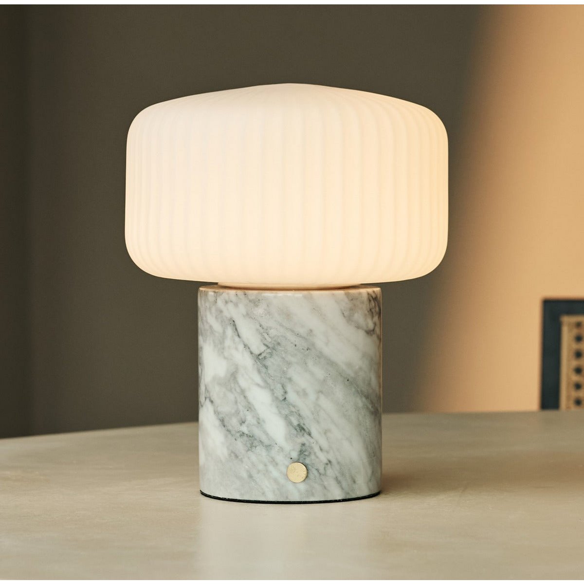 Renoir Wit / Bianco Statuarietto - Marmeren oplaadbare tafellamp - draadloos, USB oplaadbaar en tot 100 uur verlichting Tavellio - Amsterdam