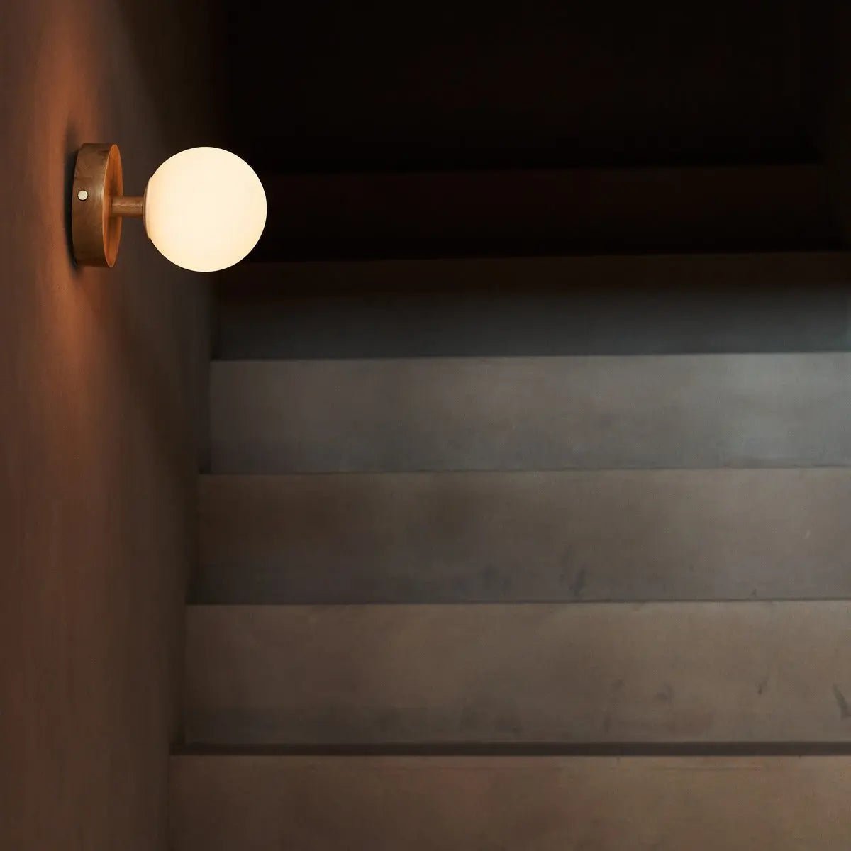 Richella lichtbruin houten en glazen wandlicht - oplaadbaar en draadloos Tavellio - Amsterdam