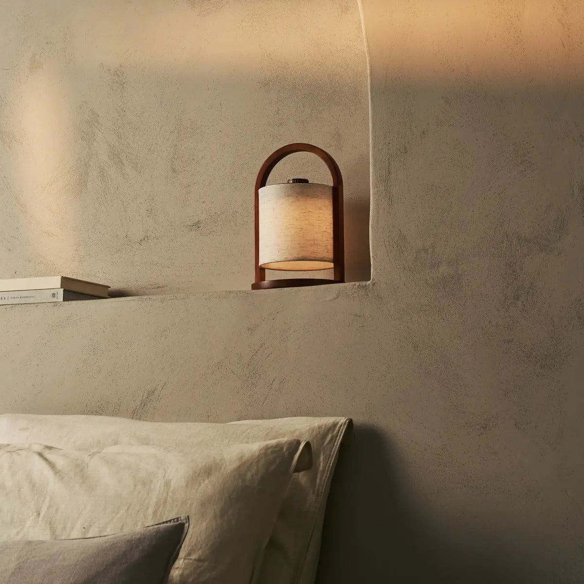 Rivierkastanjebruine houten oplaadbare lamp | Linnenmix, veelzijdig en tot 100 uur batterijduur Tavellio - Amsterdam