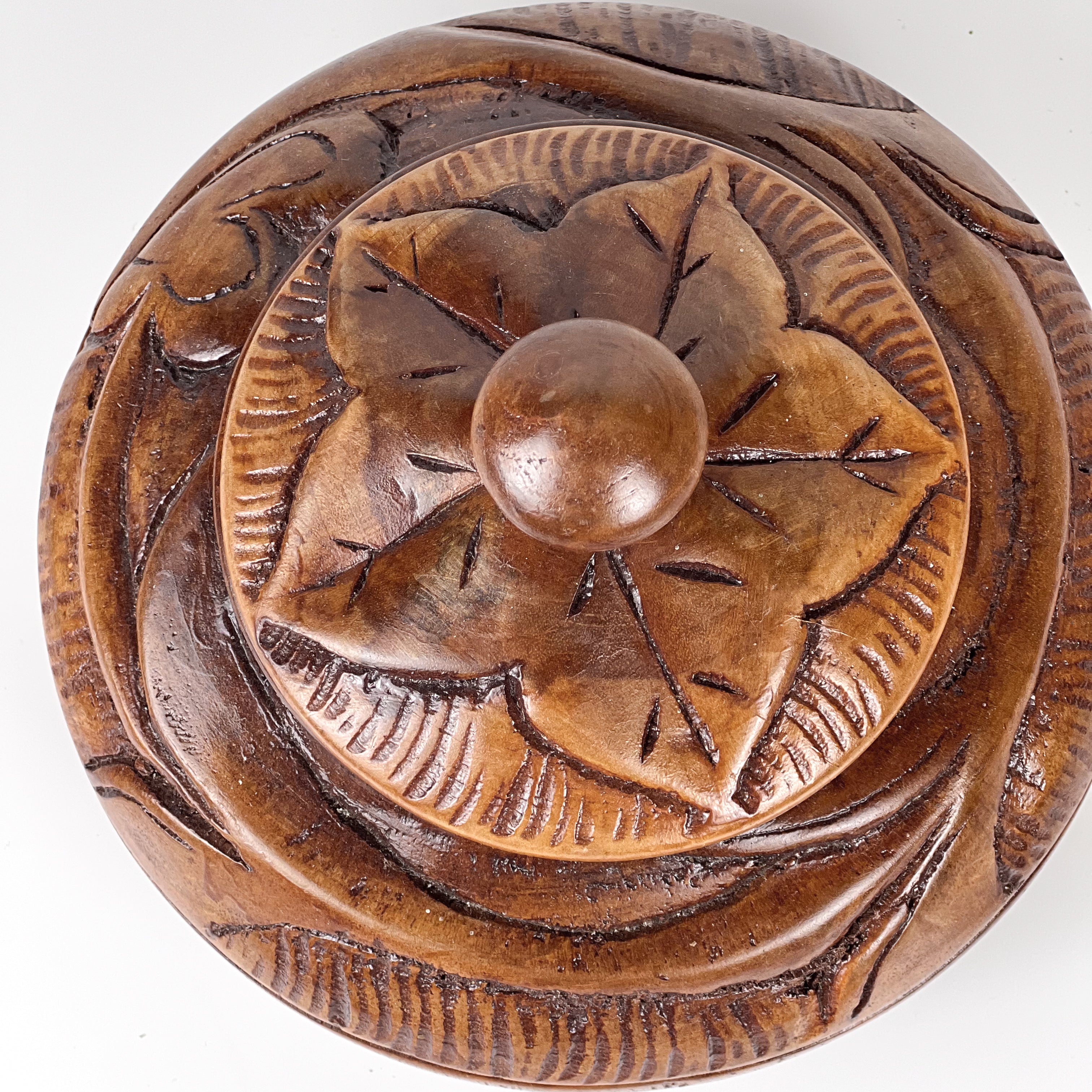 rond houten sierdoosje met deksel – handgesneden – pre-loved Noii HOME