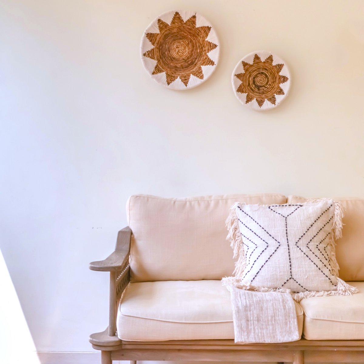 Ronde Boho Wandmand – Geweven Wanddecoratie – Decoratieve Schaal – Geweven Wandbord met Geborduurd Sterpatroon ADARI (2 maten, Ø30/40 cm) Soeji