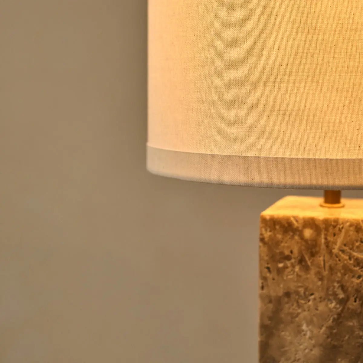 Rosie travertijnlamp – elegante natuursteen met katoenen kap Tavellio - Amsterdam