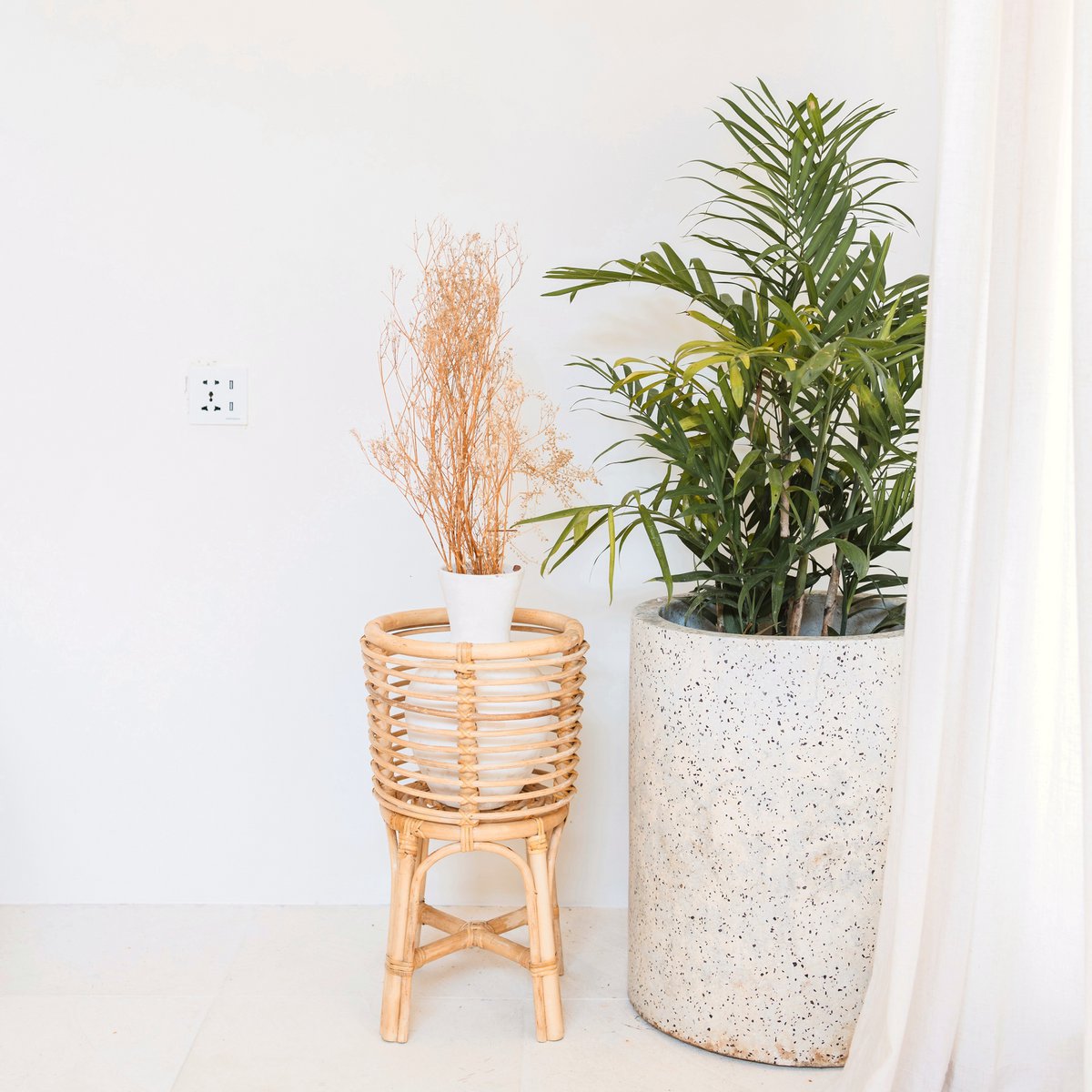 Rotan Plantenstandaard Rond – Boho Plantenbak – Rotan Plantenmand – Natuurlijke Bloemenstandaard voor Potten tot Ø20 cm AKARA Soeji