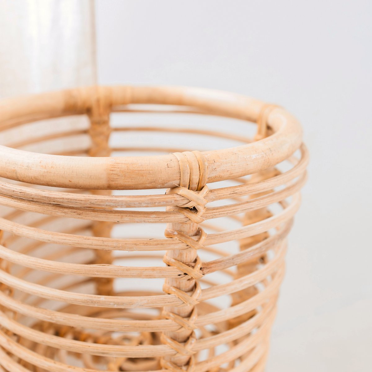 Rotan Plantenstandaard Rond – Boho Plantenbak – Rotan Plantenmand – Natuurlijke Bloemenstandaard voor Potten tot Ø20 cm AKARA Soeji