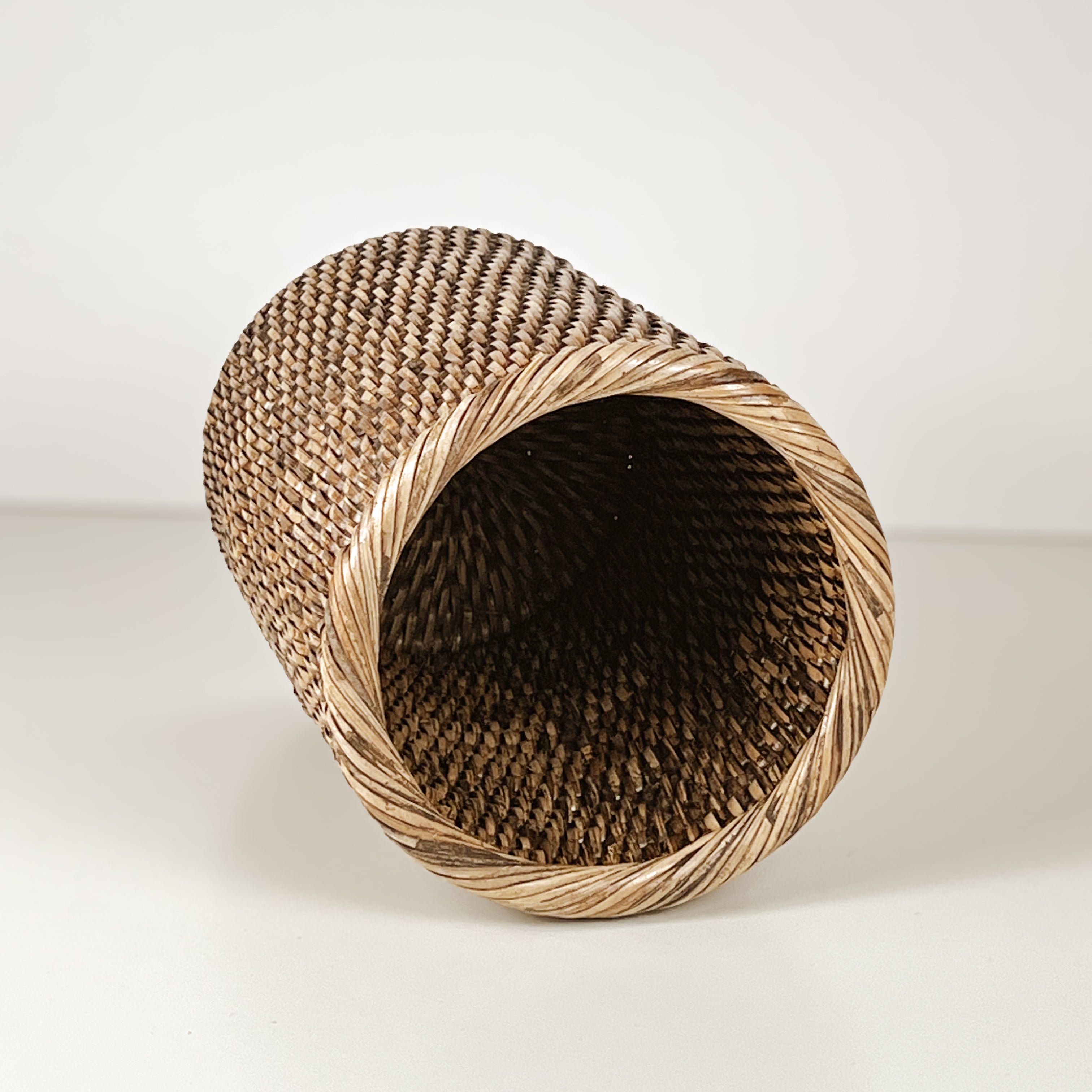 rotan vaas - flessenhouder – pre-loved Noii HOME