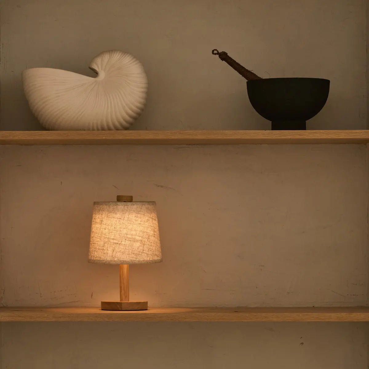 Rover Lichtbruine Houten Oplaadbare Lamp | Snoerloos, dimbaar met stoffen kap Tavellio - Amsterdam