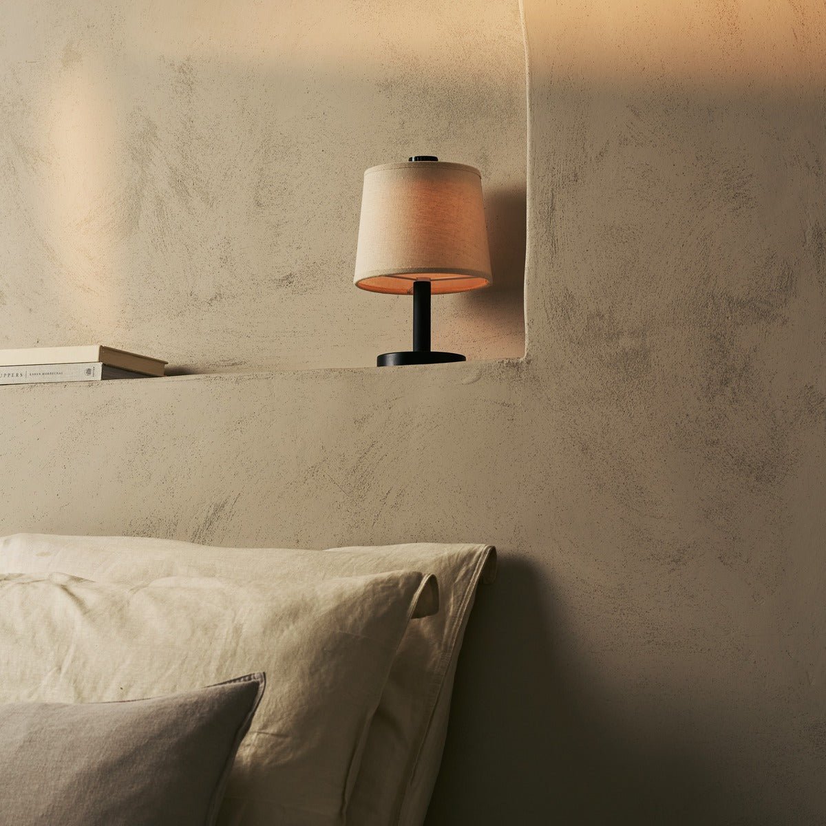 Rover zwarte houten lamp - oplaadbare, draadloze en dimbare schaduw Tavellio - Amsterdam