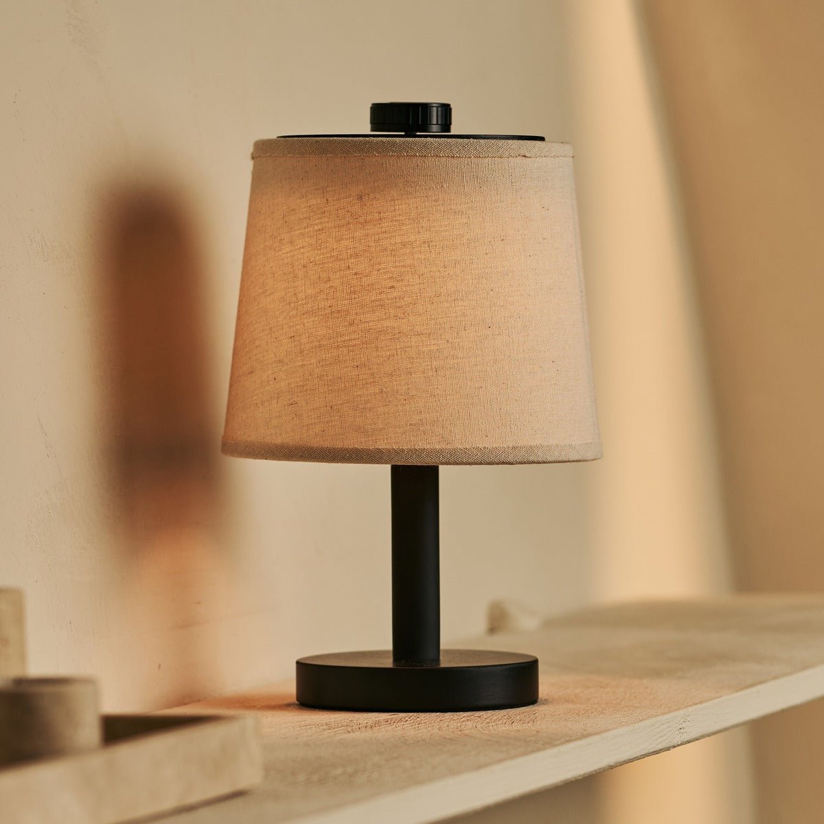 Rover zwarte houten lamp - oplaadbare, draadloze en dimbare schaduw Tavellio - Amsterdam