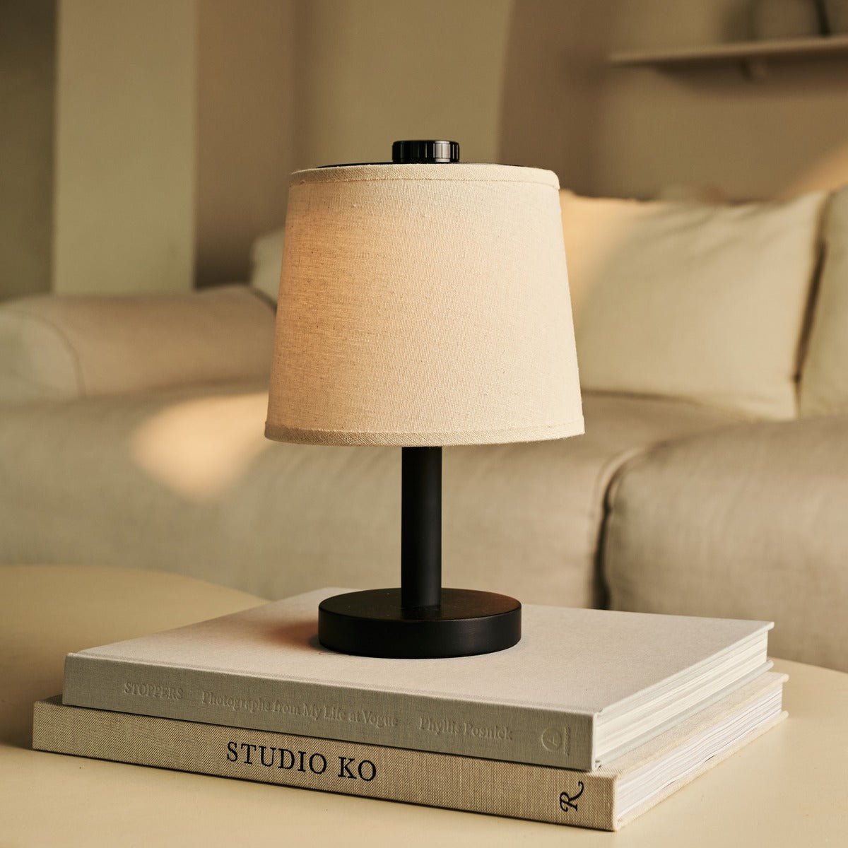 Rover zwarte houten lamp - oplaadbare, draadloze en dimbare schaduw Tavellio - Amsterdam