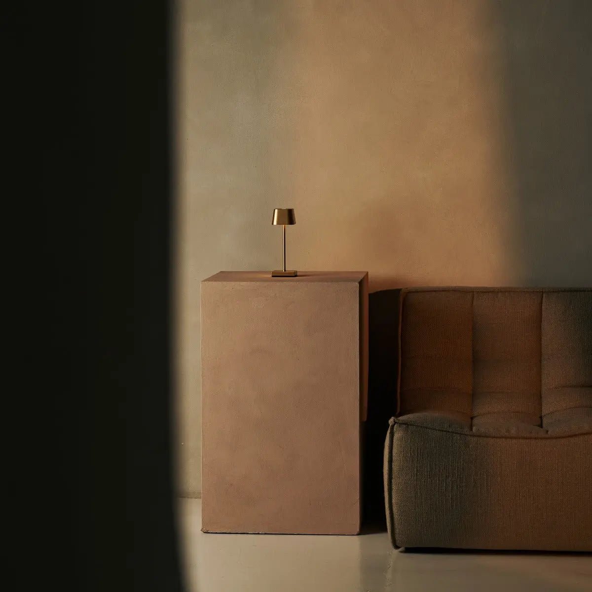 Sarphati Mini Gold draadloze tafellamp perfect voor horeca -industrie - draadloos oplaadbaar via laadstation, dimbare lamp en 3 lichtmodi Tavellio - Amsterdam