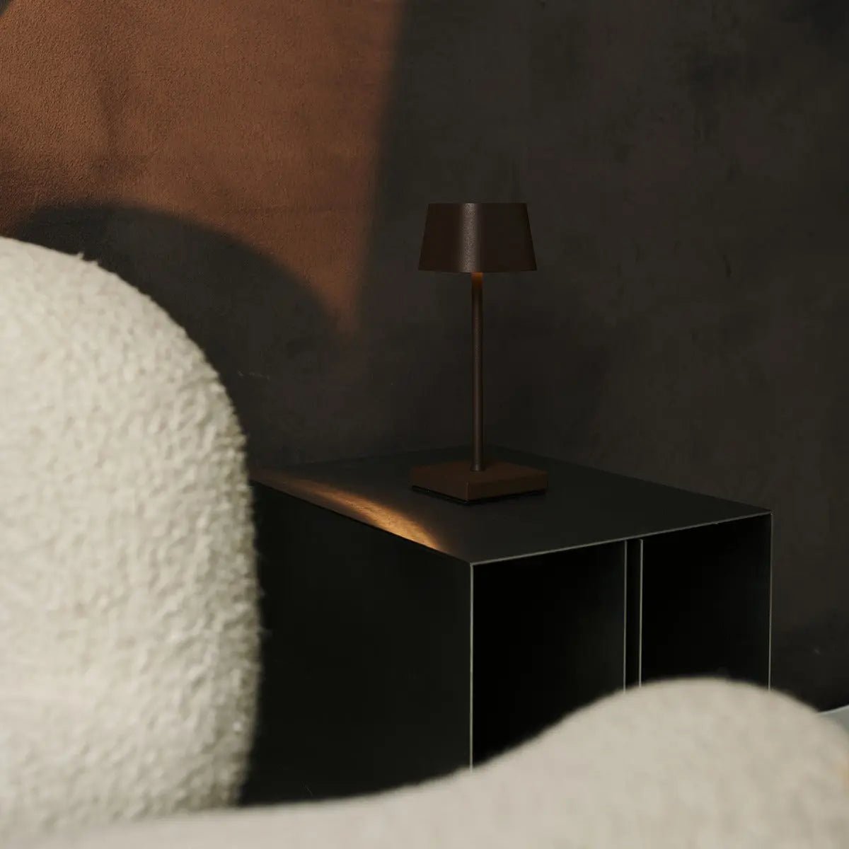 Sarphati Mini Mocha Bruin Draadloze tafellamp - Draadloos oplaadbaar via laadstation, dimbare lamp en 3 lichtmodi Tavellio - Amsterdam