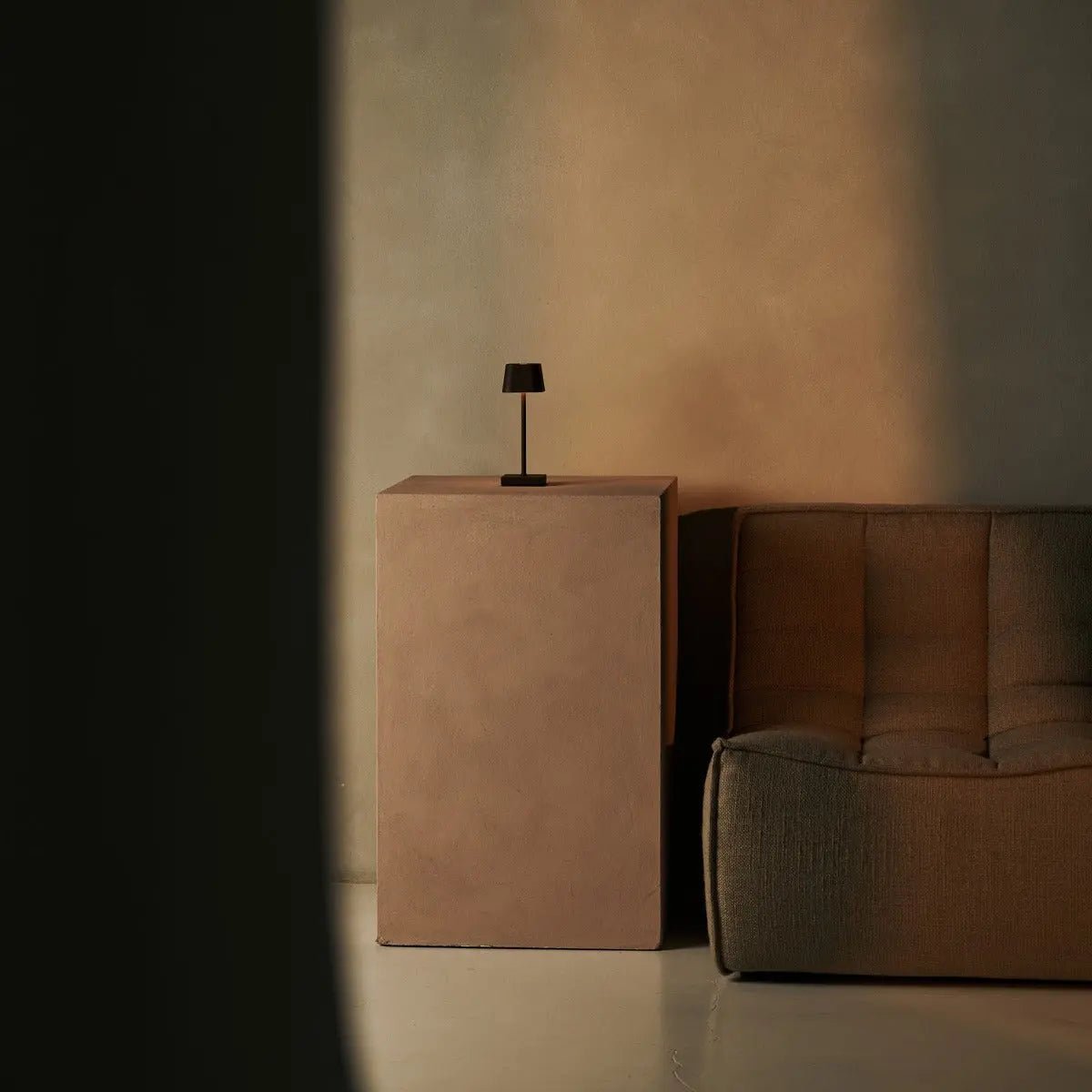 Sarphati Mini Mocha Bruin Draadloze tafellamp - Draadloos oplaadbaar via laadstation, dimbare lamp en 3 lichtmodi Tavellio - Amsterdam