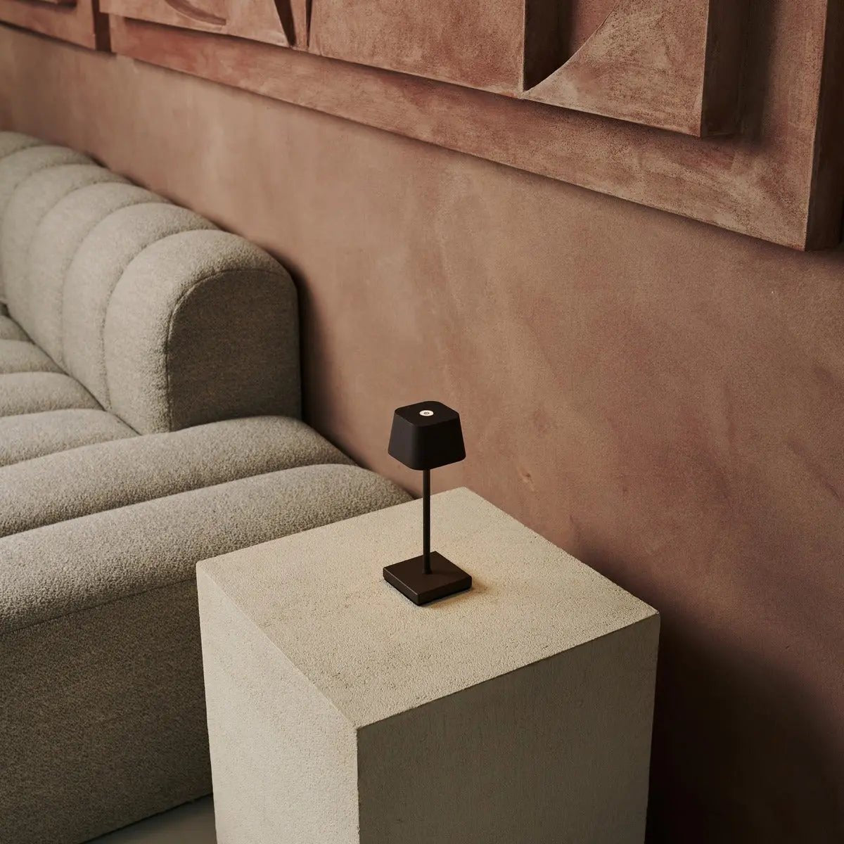 Sarphati Mini Mocha Bruin Draadloze tafellamp - Draadloos oplaadbaar via laadstation, dimbare lamp en 3 lichtmodi Tavellio - Amsterdam