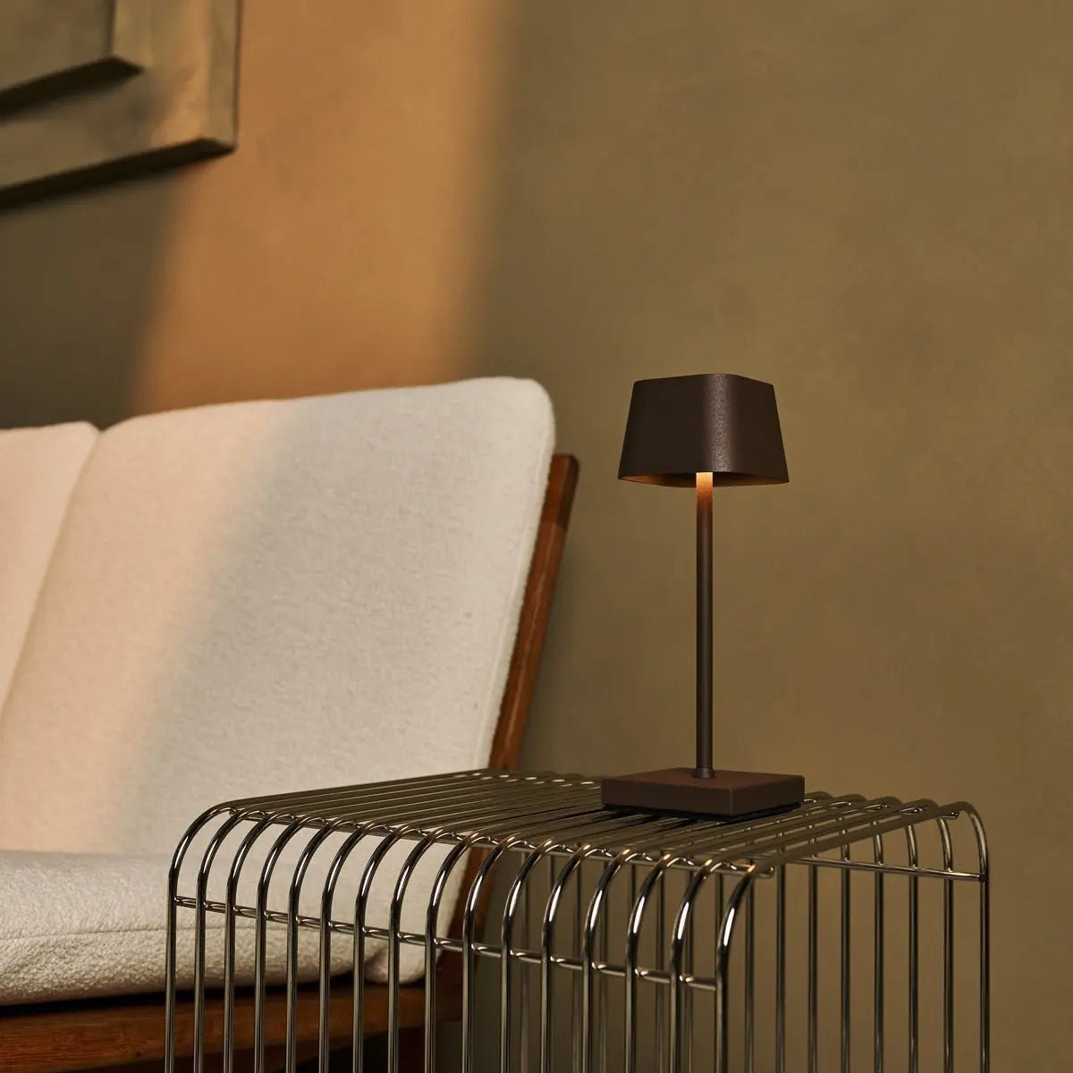 Sarphati Mini Mocha Bruin Draadloze tafellamp - Draadloos oplaadbaar via laadstation, dimbare lamp en 3 lichtmodi Tavellio - Amsterdam