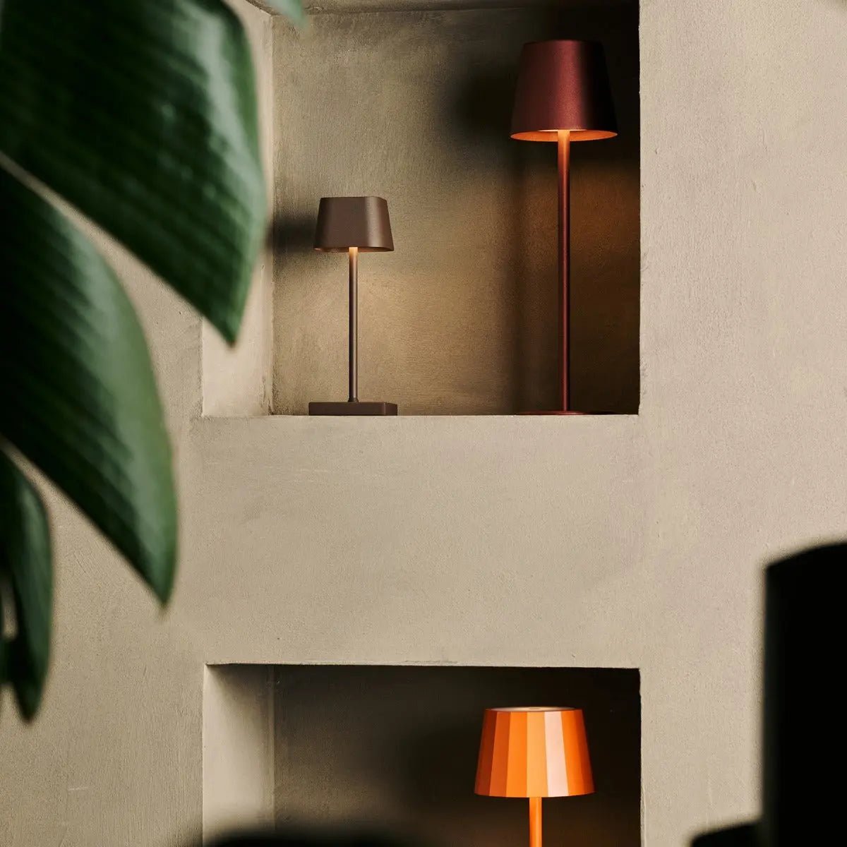 Sarphati Mini Mocha Bruin Draadloze tafellamp - Draadloos oplaadbaar via laadstation, dimbare lamp en 3 lichtmodi Tavellio - Amsterdam