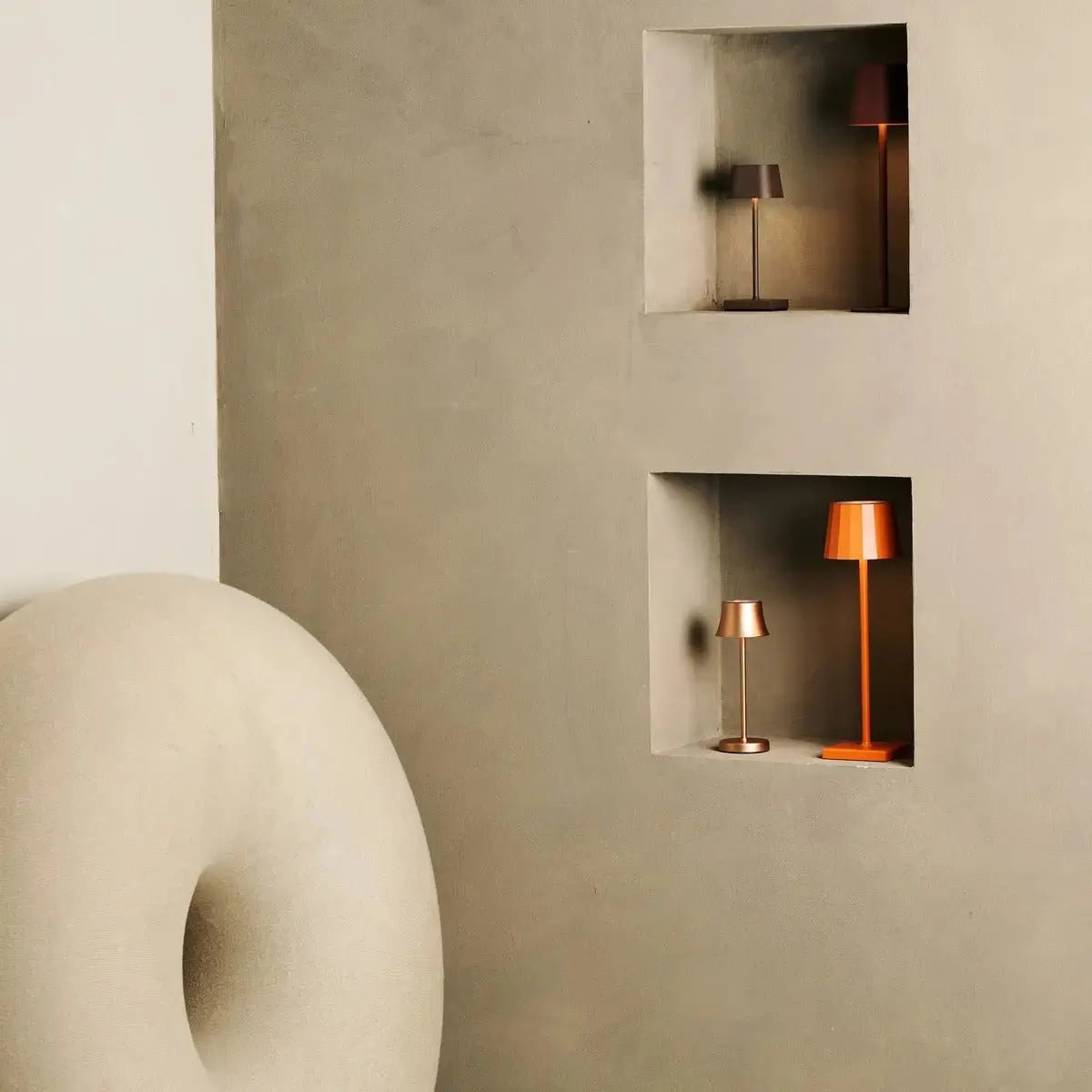 Sarphati Mini Mocha Bruin Draadloze tafellamp - Draadloos oplaadbaar via laadstation, dimbare lamp en 3 lichtmodi Tavellio - Amsterdam