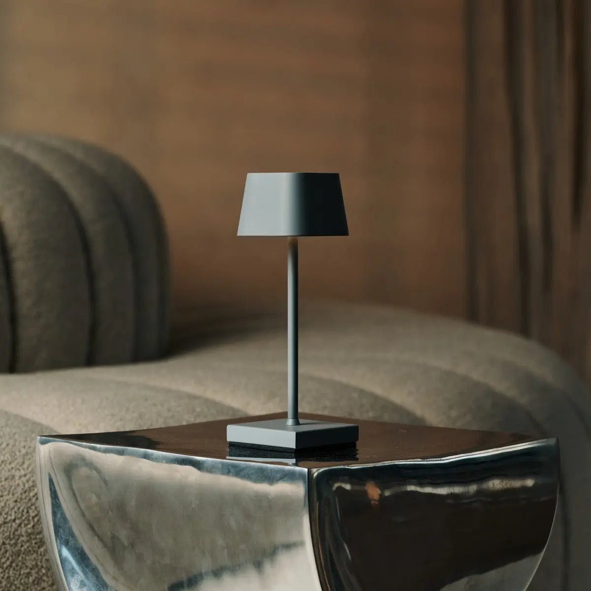 Sarphati Mini Mouse Grijs Draadloze tafellamp -WiReless oplaadbaar via laadstation, dimbare lamp en 3 lichtmodi Tavellio - Amsterdam