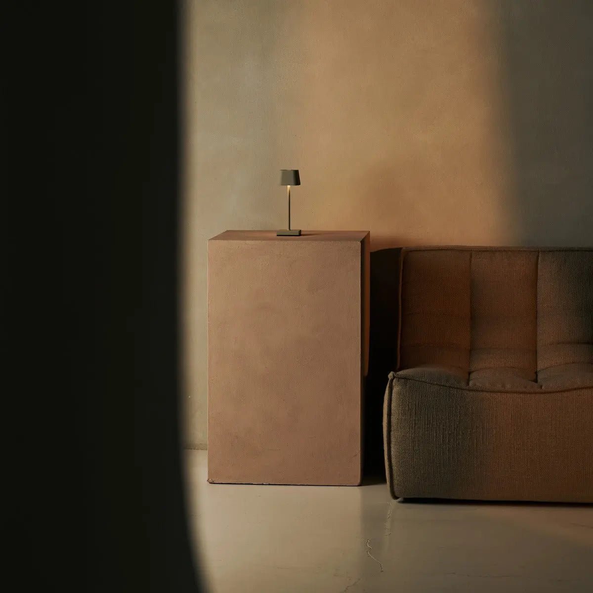 Sarphati Mini Shadow Gray Draadloze tafellamp -WiReless oplaadbaar via laadstation, dimbare lamp en 3 lichtmodi Tavellio - Amsterdam