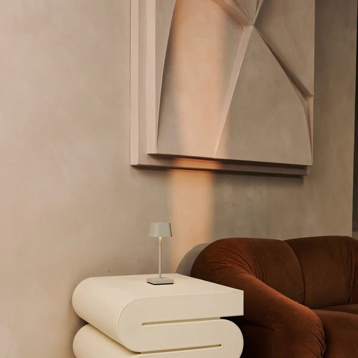 Sarphati Mini Shadow Gray Draadloze tafellamp -WiReless oplaadbaar via laadstation, dimbare lamp en 3 lichtmodi Tavellio - Amsterdam