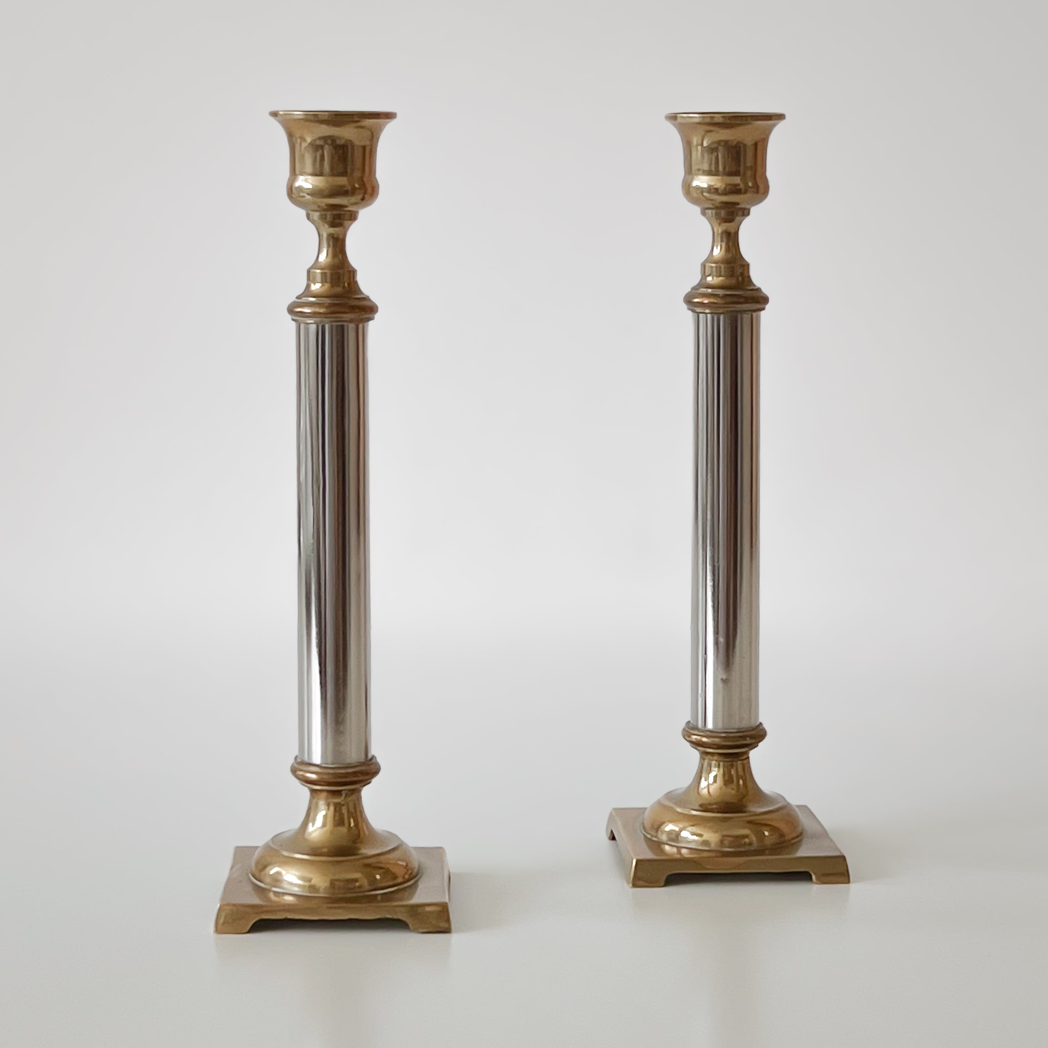 set klassieke pre-loved kaarsenstandaarden – messingkleurig en zilverkleurig metaal Noii HOME