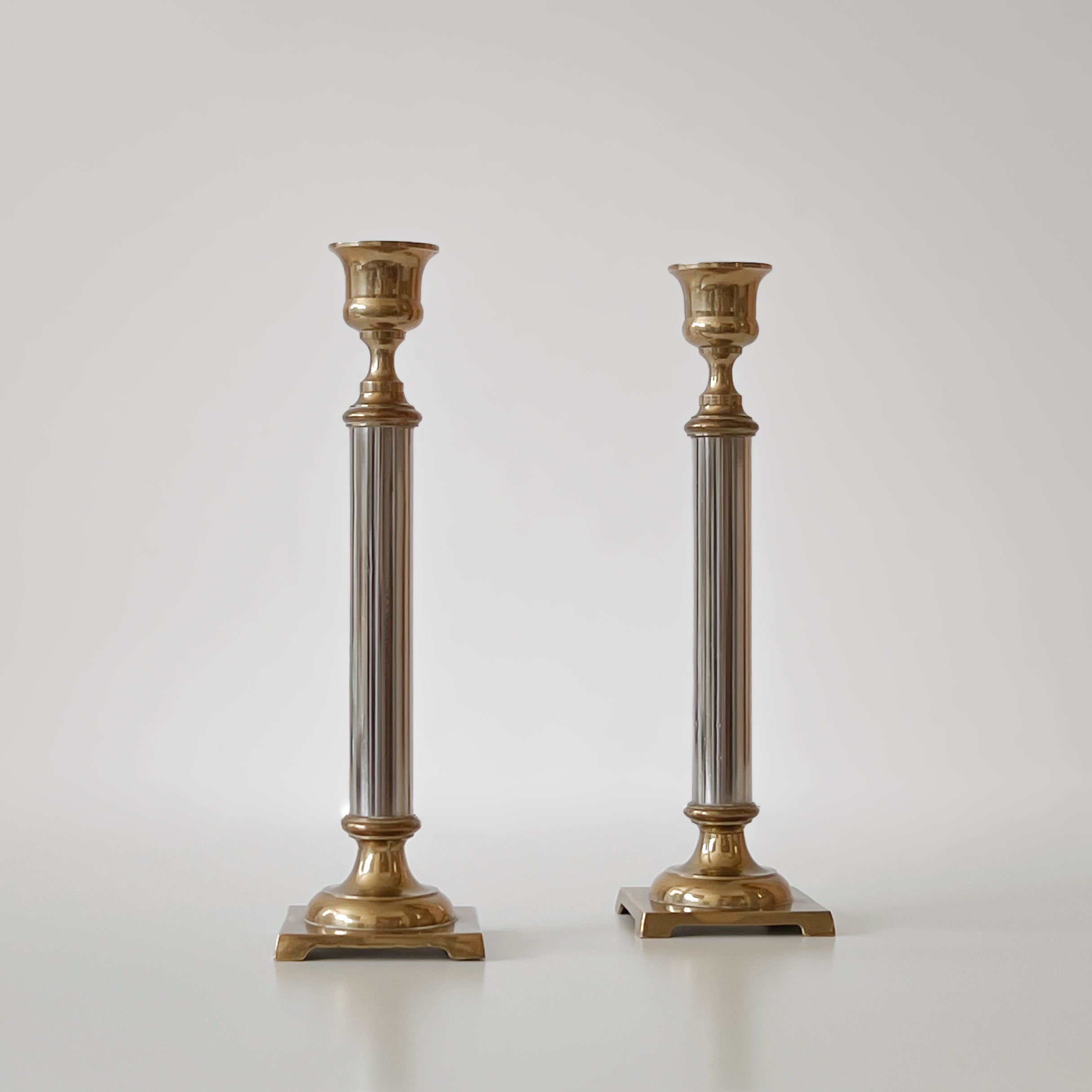 set klassieke pre-loved kaarsenstandaarden – messingkleurig en zilverkleurig metaal Noii HOME