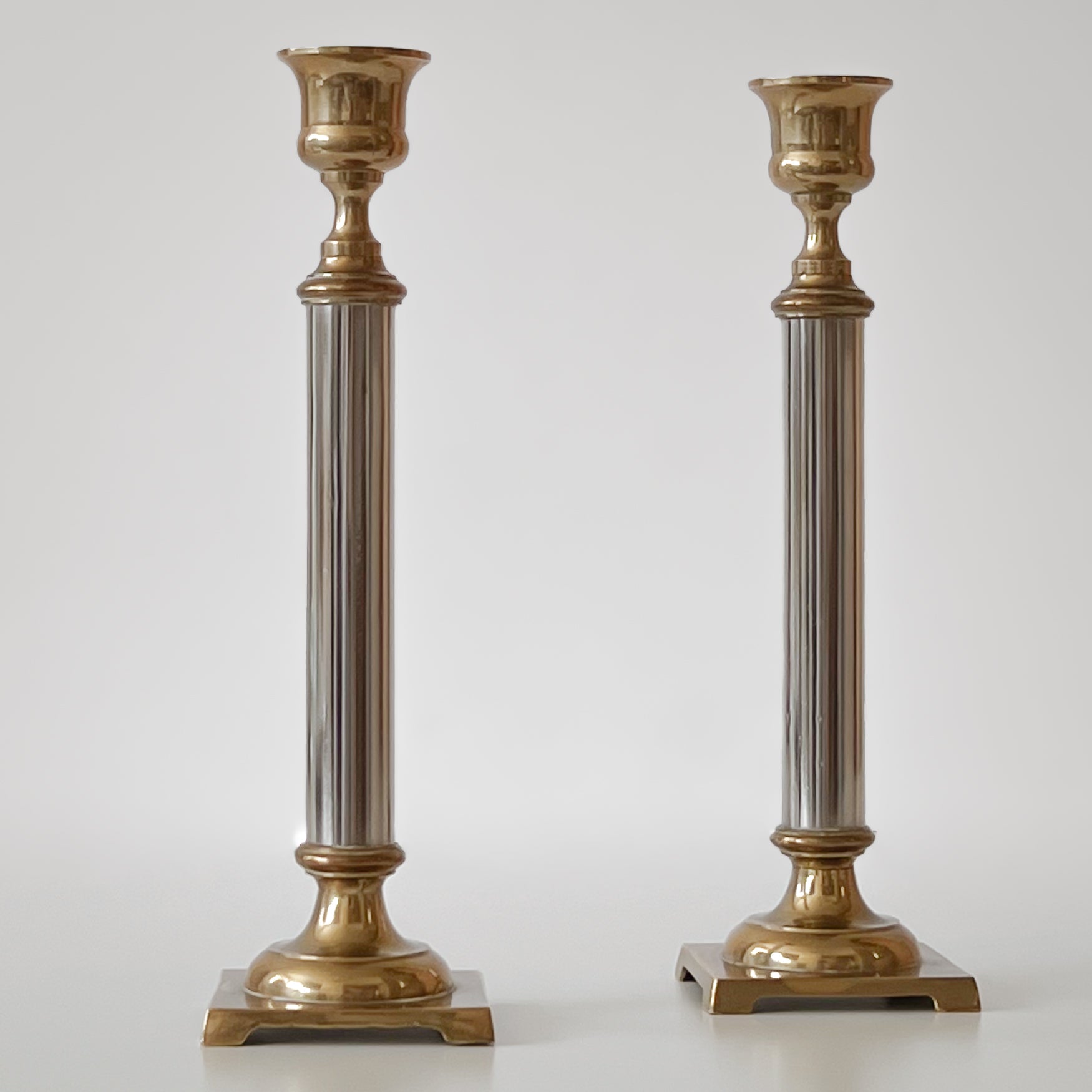 set klassieke pre-loved kaarsenstandaarden – messingkleurig en zilverkleurig metaal Noii HOME