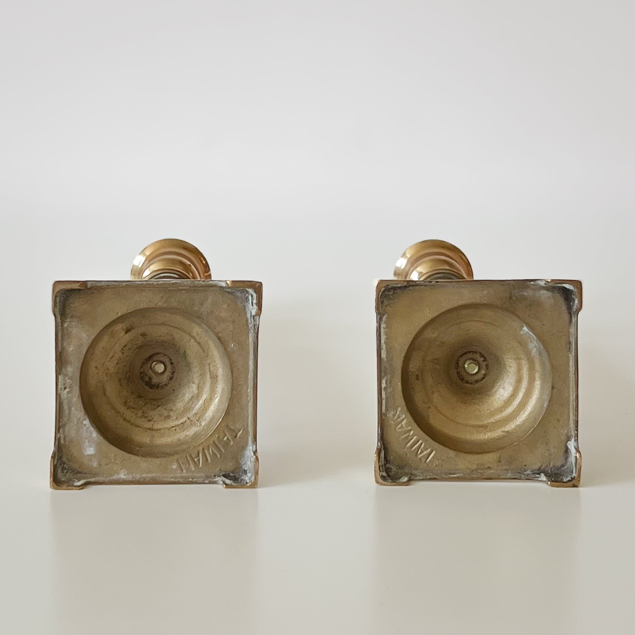 set klassieke pre-loved kaarsenstandaarden – messingkleurig en zilverkleurig metaal Noii HOME