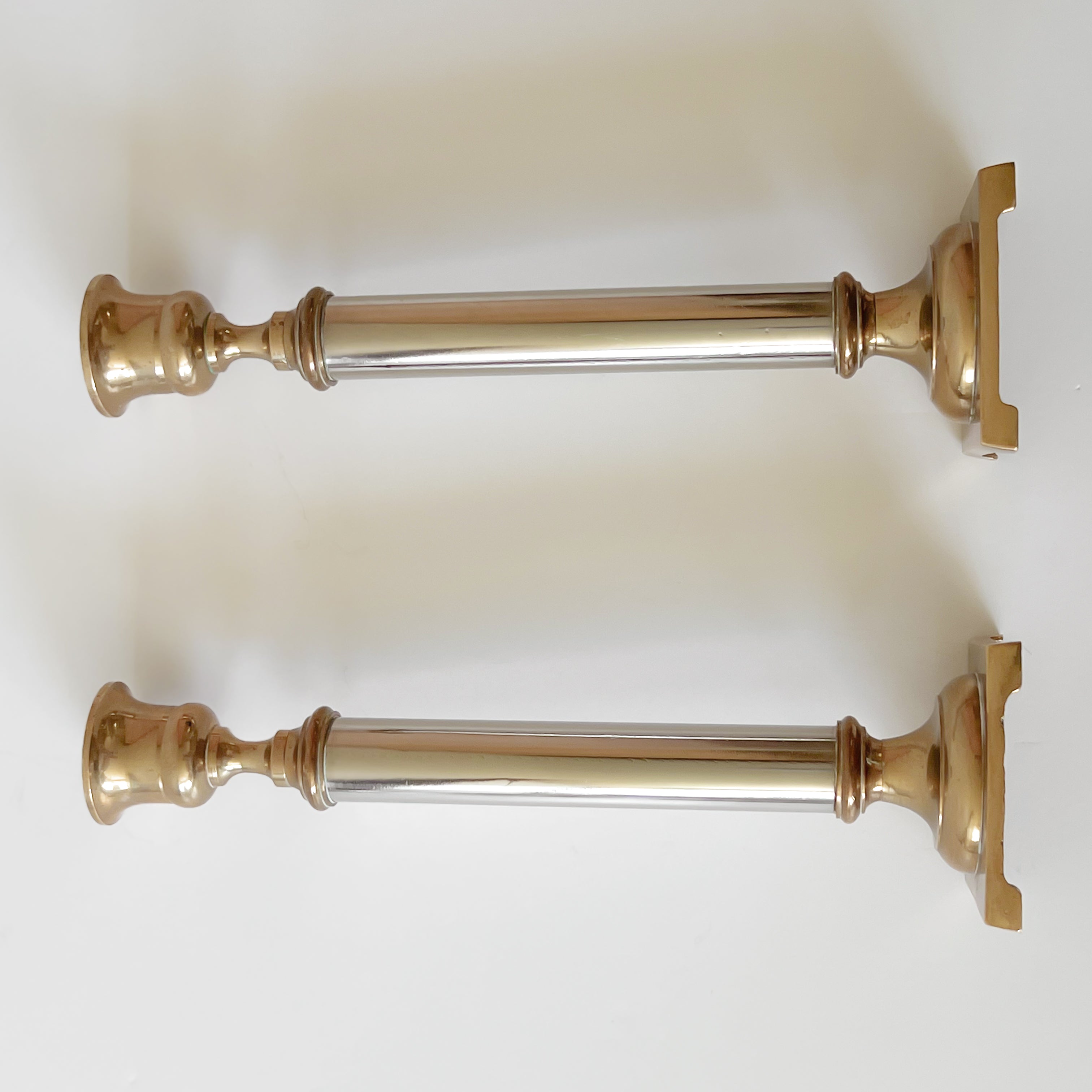set klassieke pre-loved kaarsenstandaarden – messingkleurig en zilverkleurig metaal Noii HOME