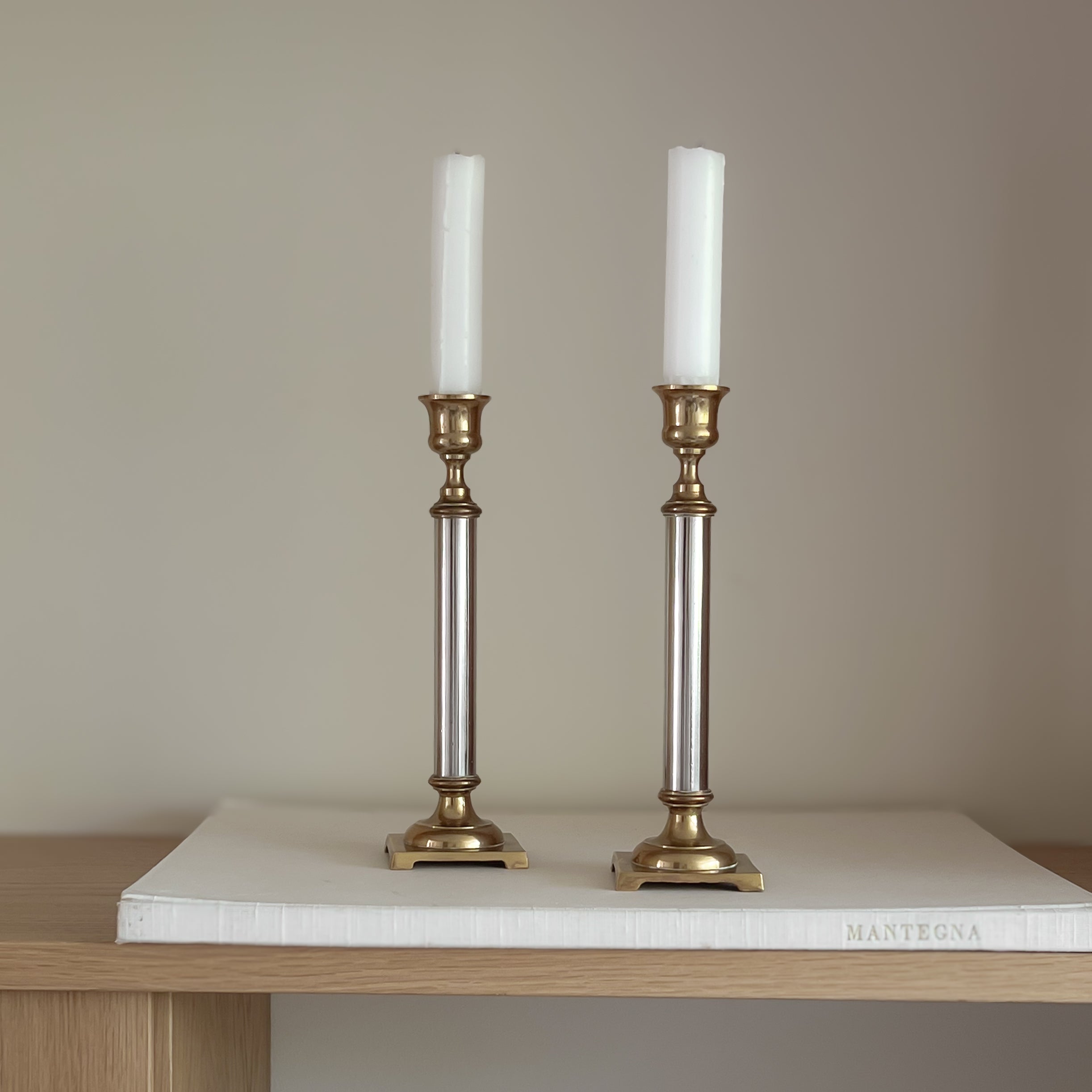 set pre-loved kaarsenstandaarden – messingkleurig en zilverkleurig metaal Noii HOME