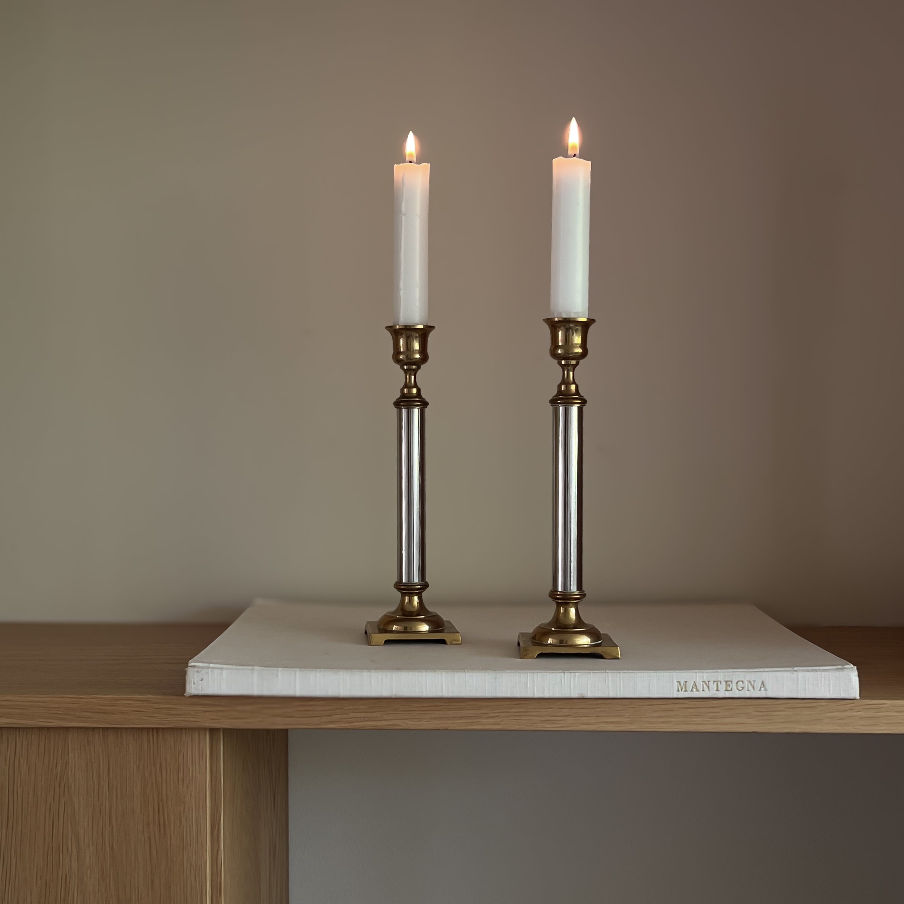 set pre-loved kaarsenstandaarden – messingkleurig en zilverkleurig metaal Noii HOME
