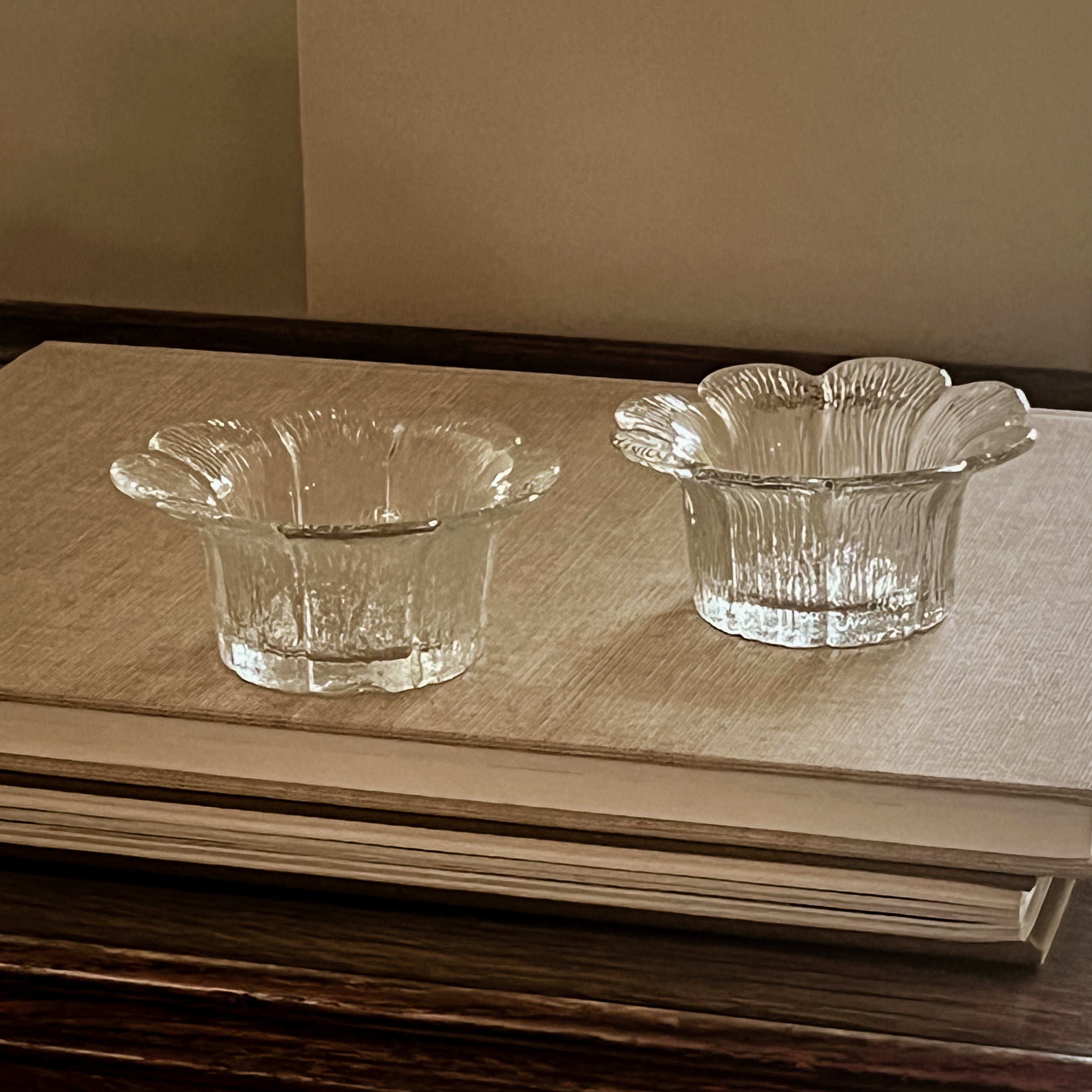 set van 2 glazen waxinelichthouders – terälehti – mäntsälän lasisepät – pre-loved Noii HOME