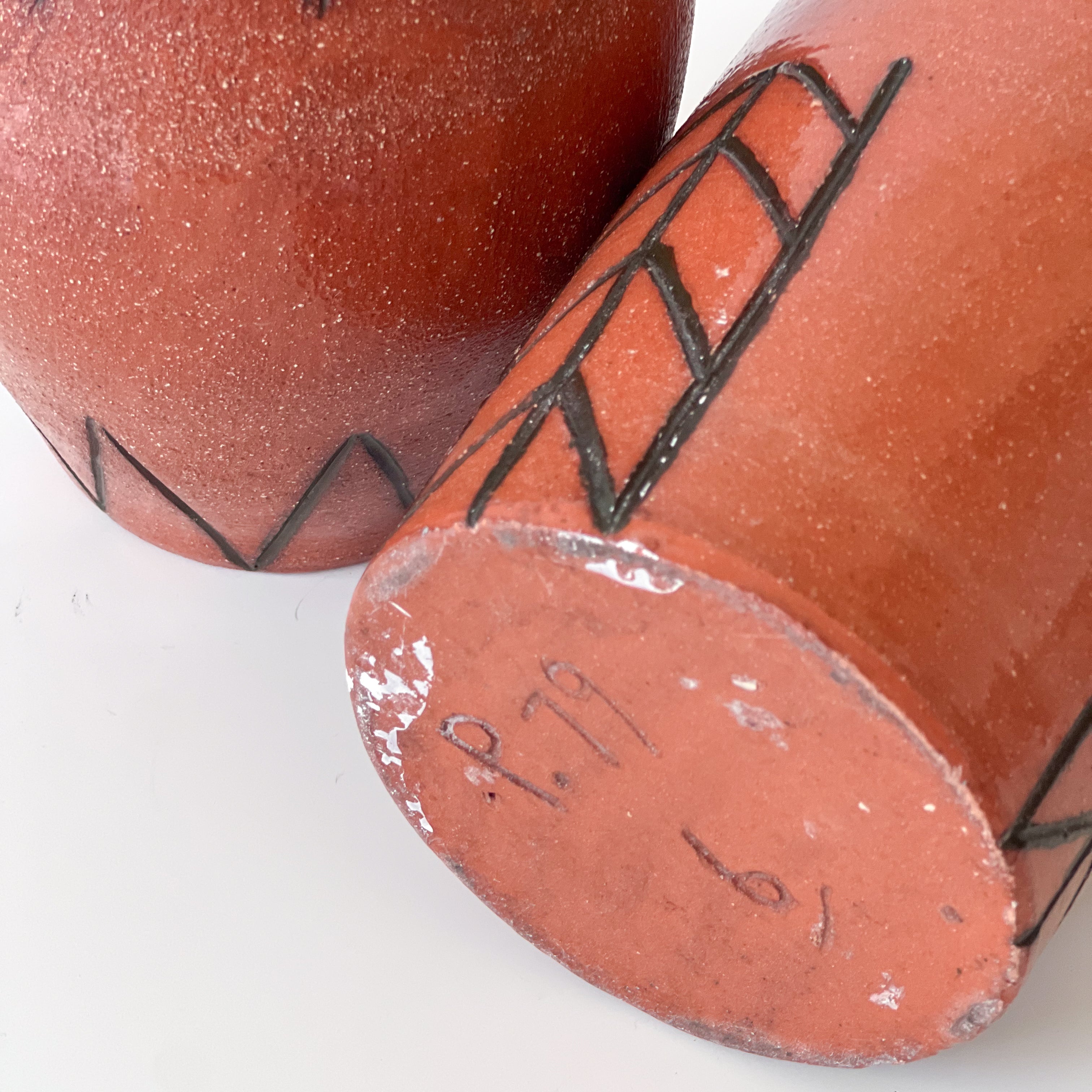 set van 2 keramieken vaasjes met patroon – roodbruin – pre-loved Noii HOME