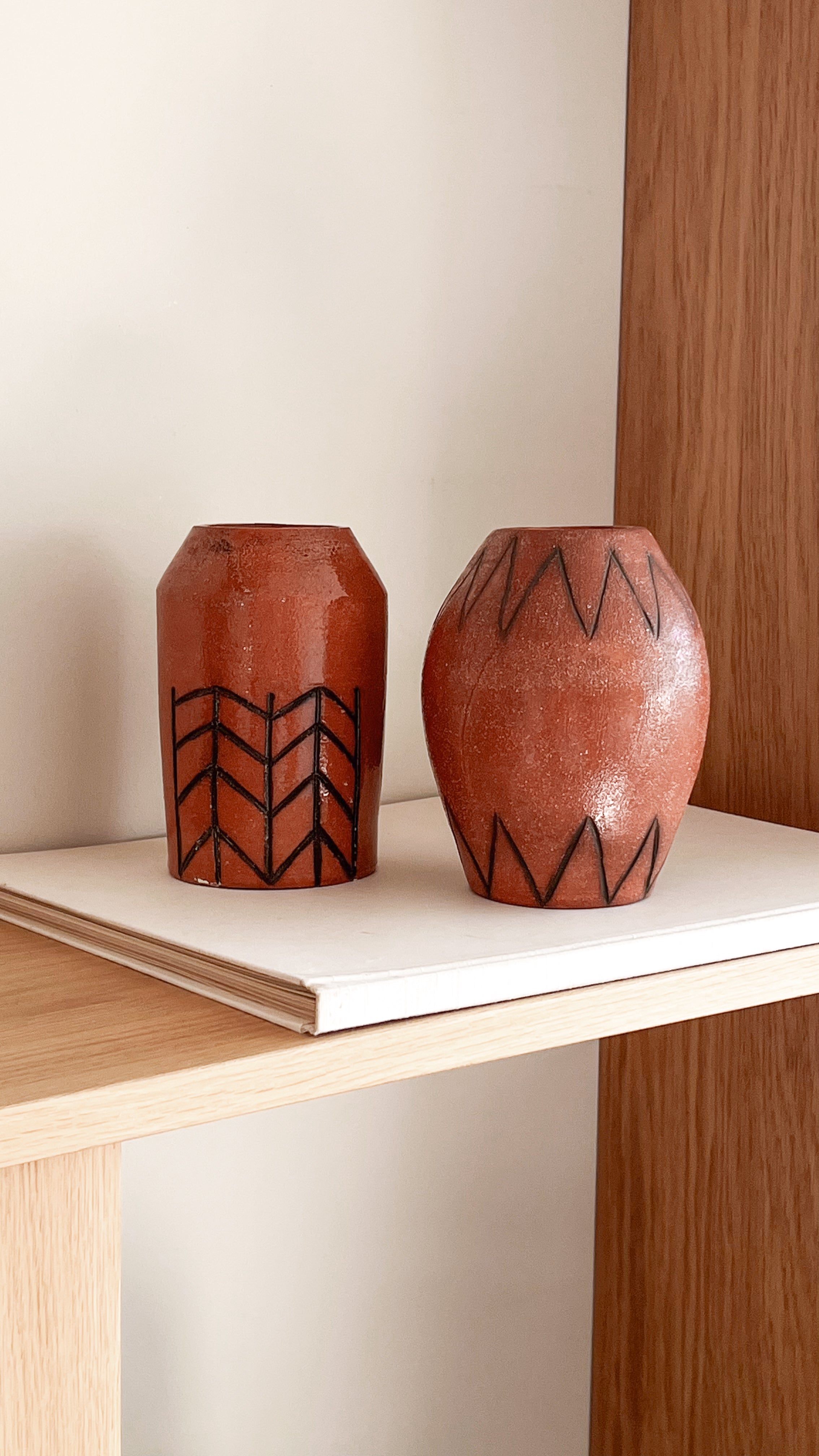 set van 2 keramieken vaasjes met patroon – roodbruin – pre-loved Noii HOME