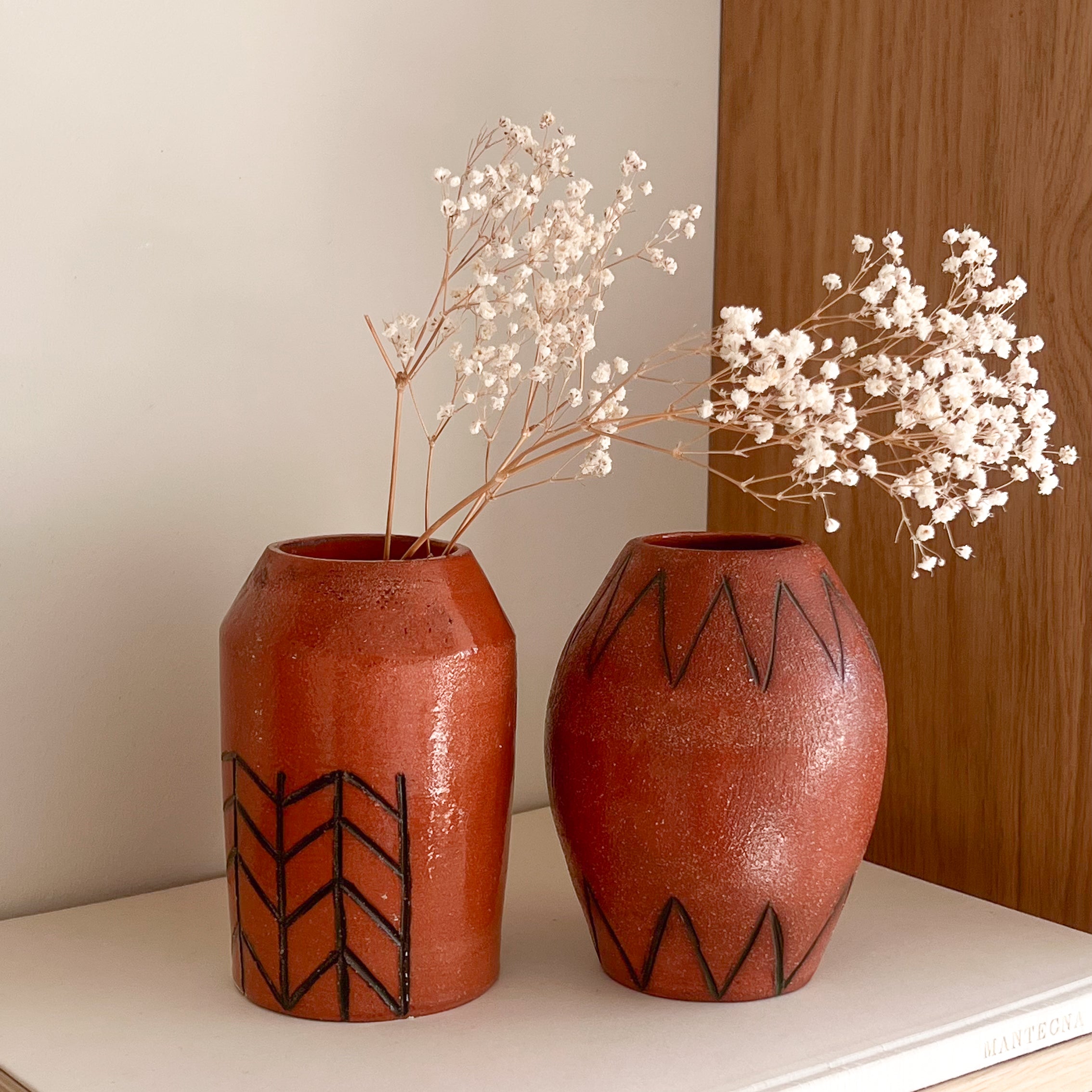 set van 2 keramieken vaasjes met patroon – roodbruin – pre-loved Noii HOME