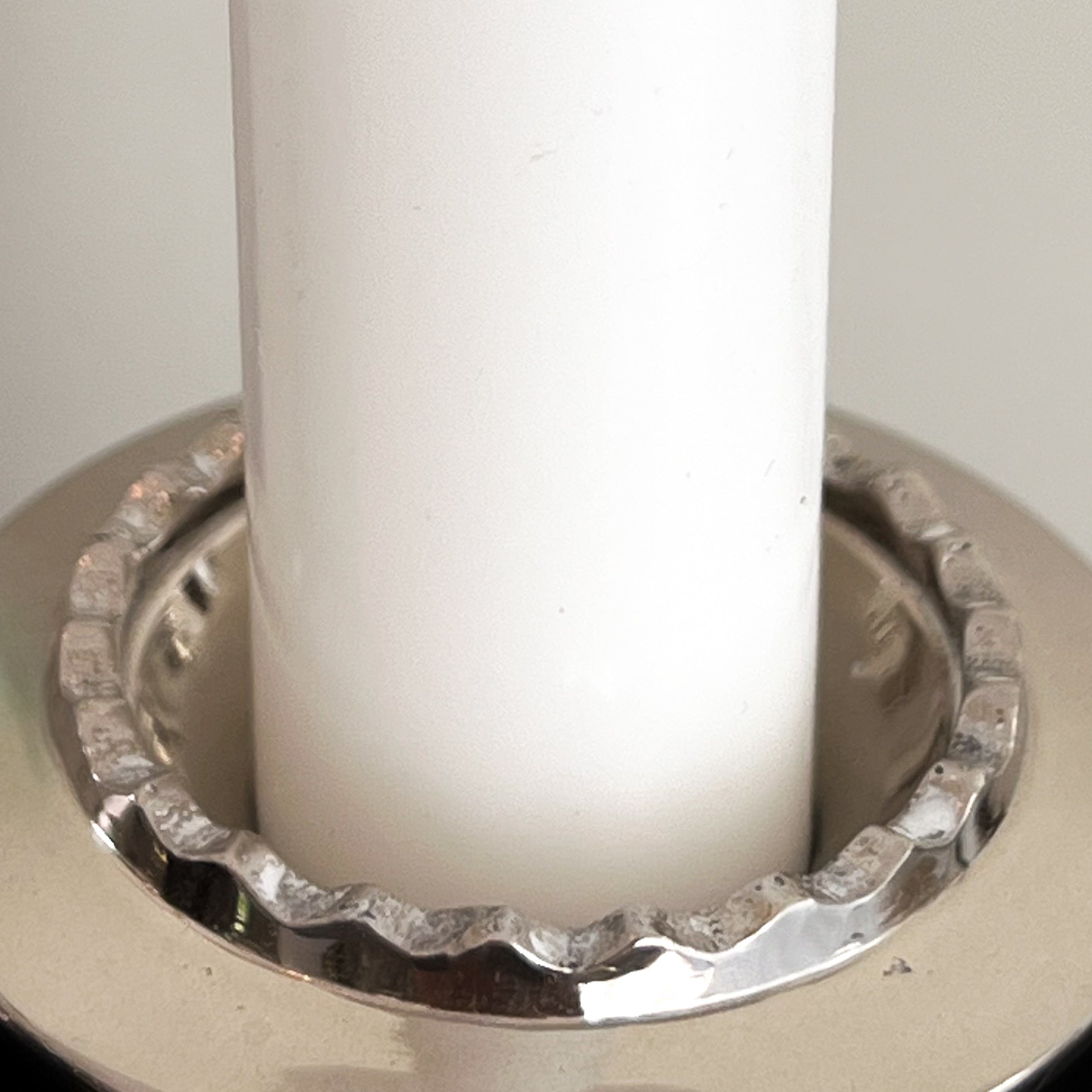 set van 2 vintage kandelaren – verzilverd met zwarte zuil – pre-loved Noii HOME