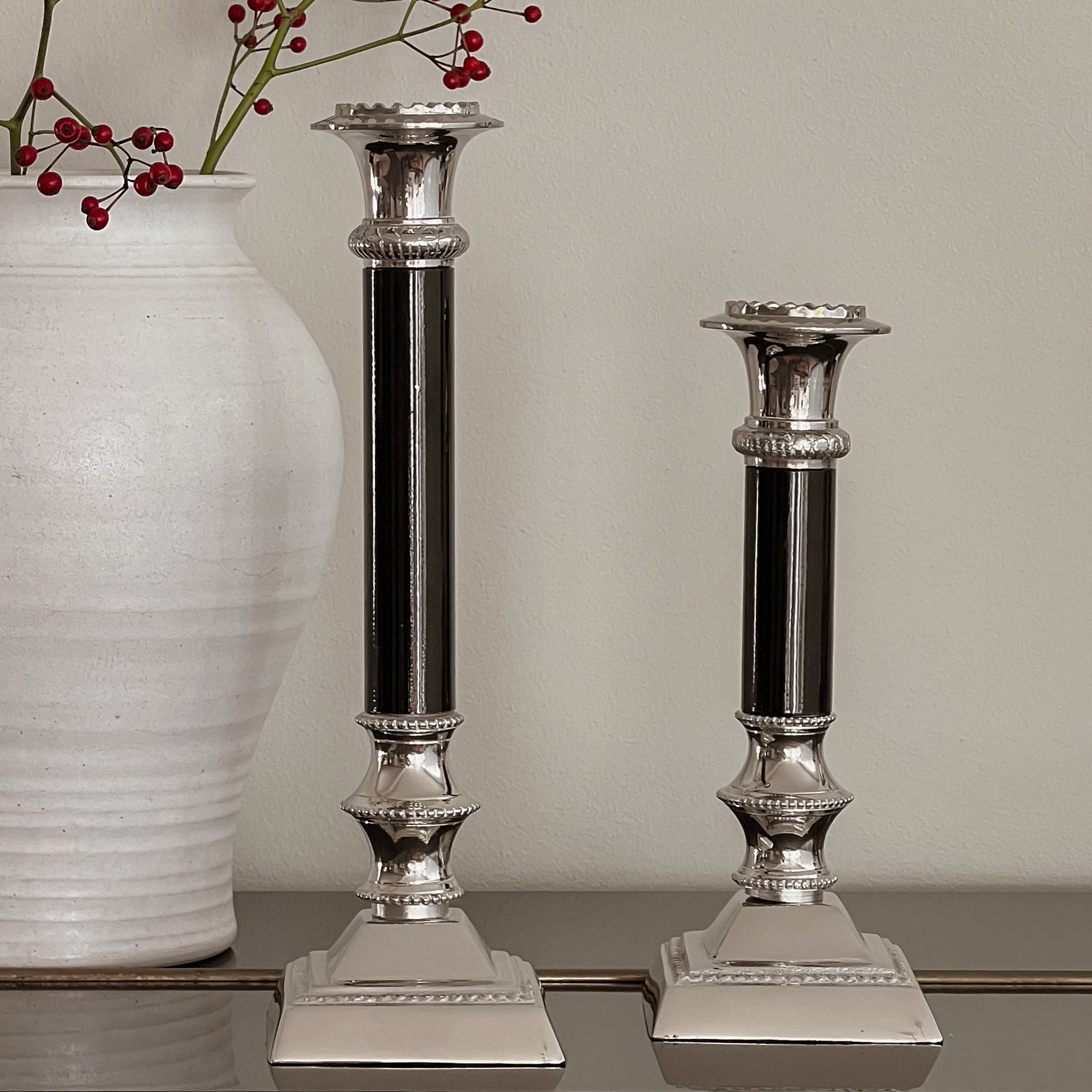 set van 2 vintage kandelaren – verzilverd met zwarte zuil – pre-loved Noii HOME