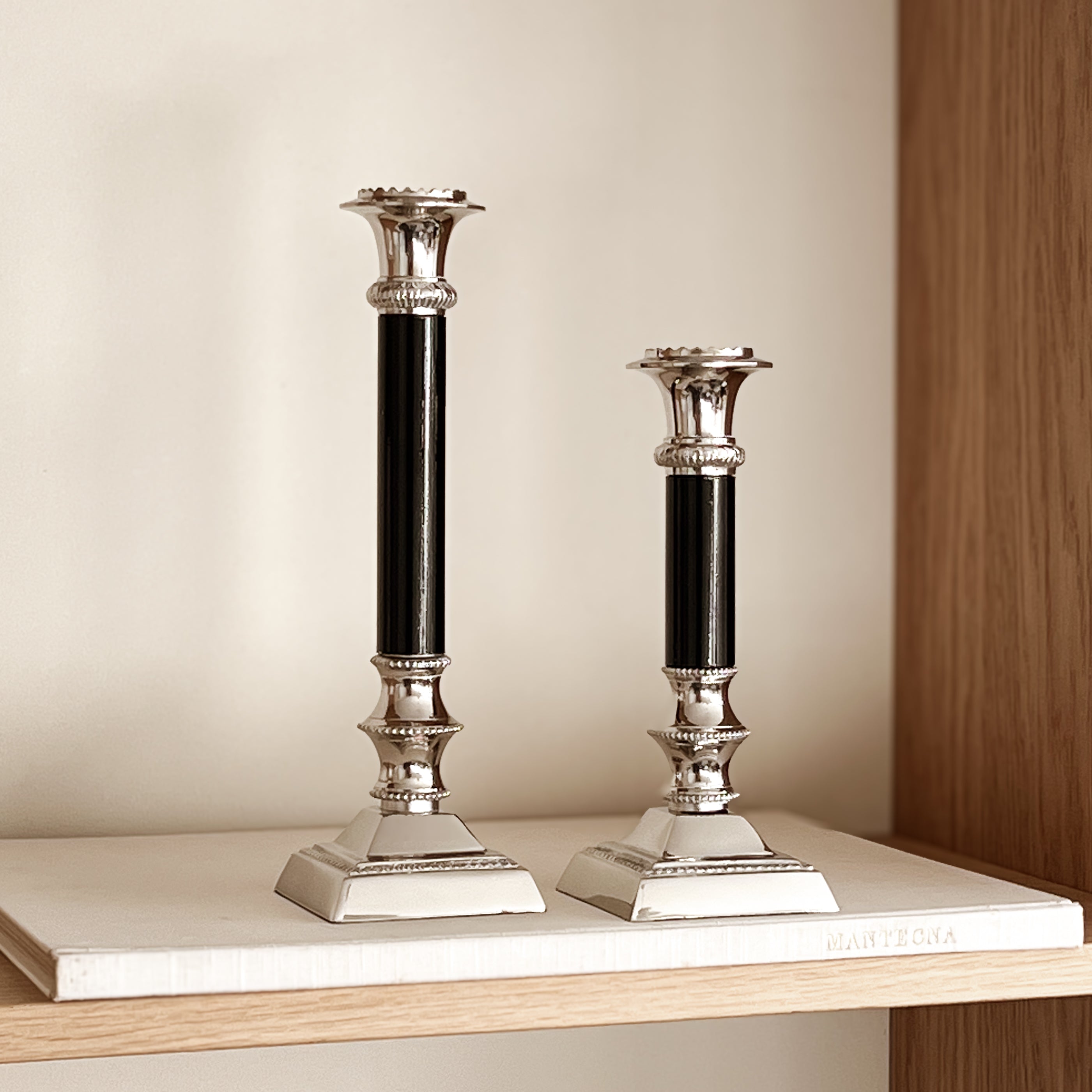 set van 2 vintage kandelaren – verzilverd met zwarte zuil – pre-loved Noii HOME
