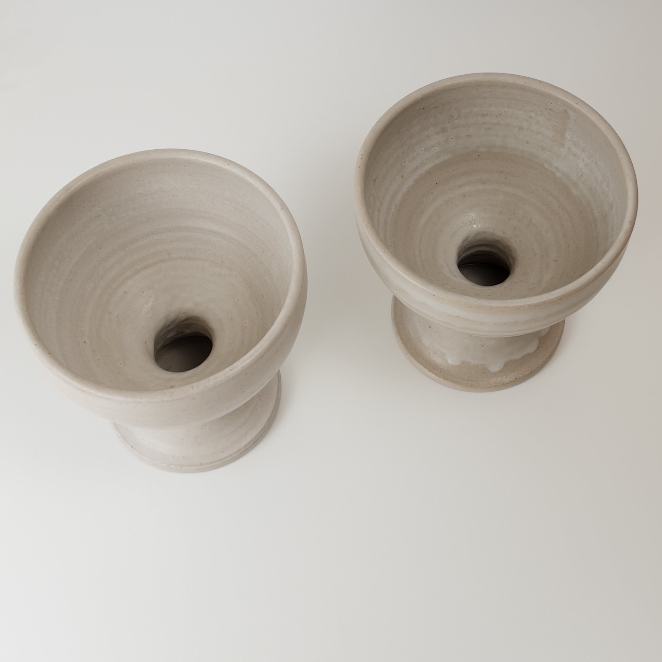set van 2 vintage keramieken kommen – kandelaar – op voet - beige-grijs Noii HOME