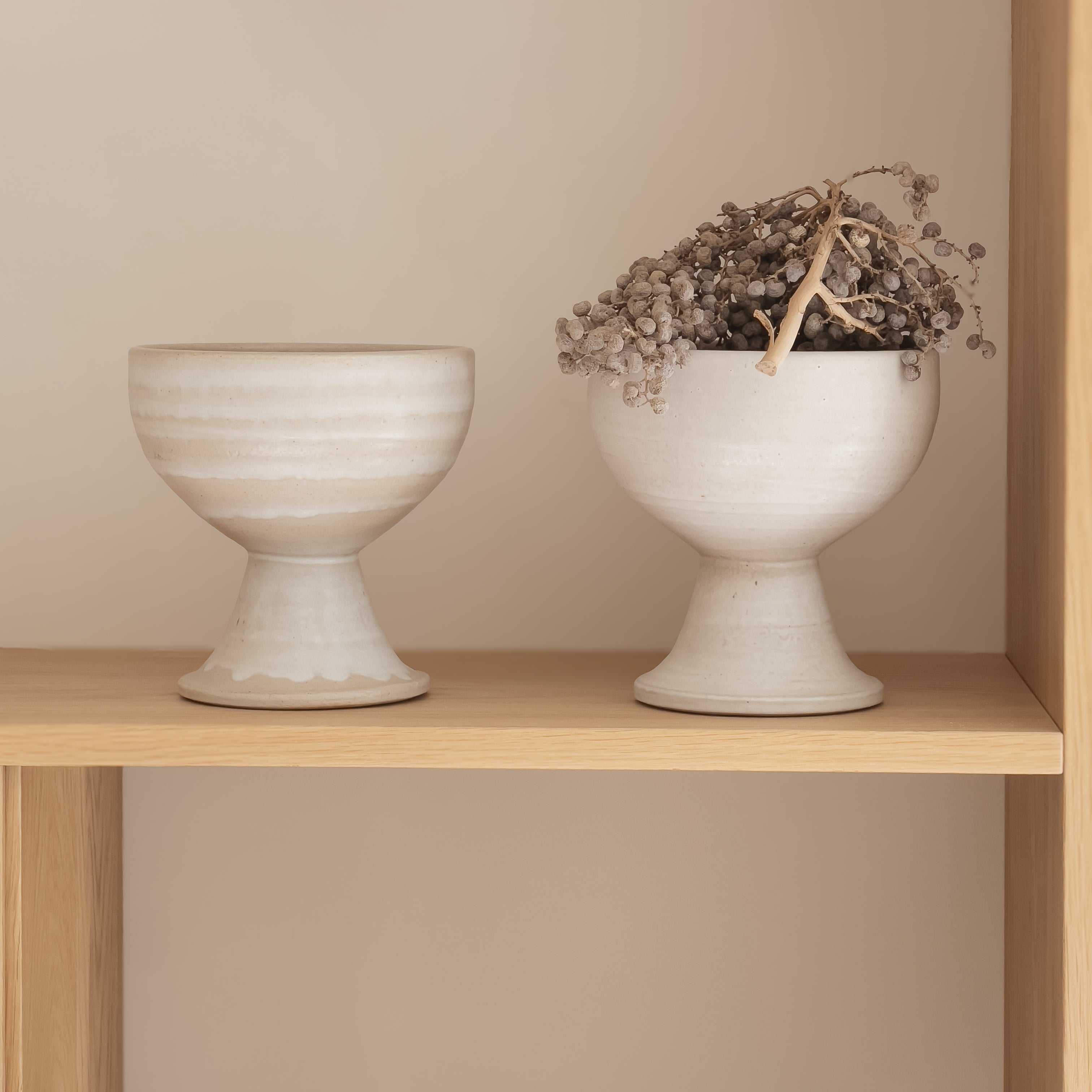 set van 2 vintage keramieken kommen – kandelaar – op voet - beige-grijs Noii HOME
